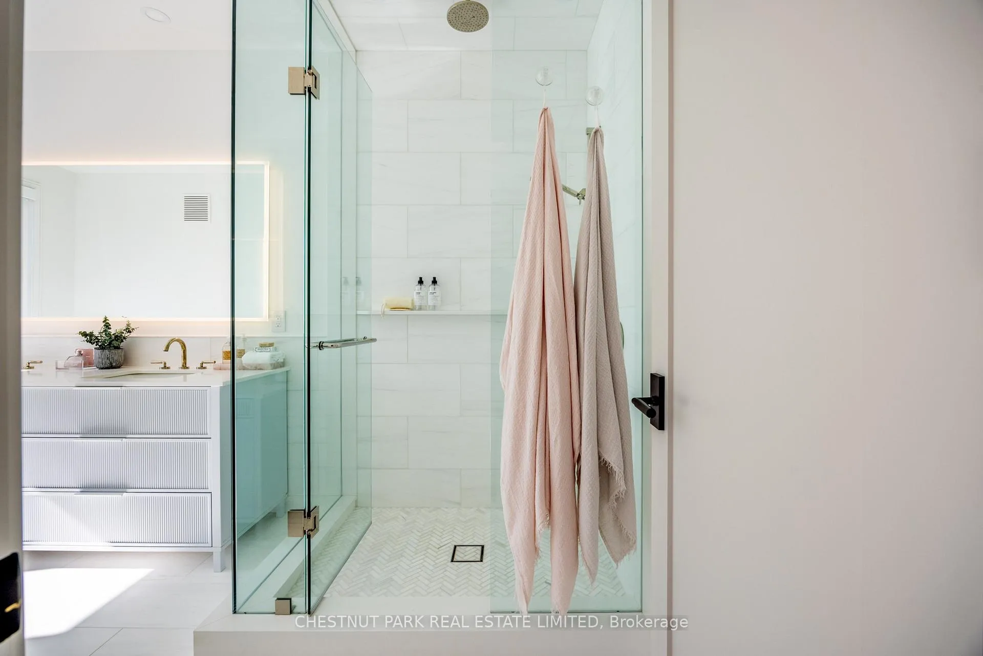 Photo 20 of 229 Sheldrake Boulevard, Toronto, Mount Pleasant East — HOMEH