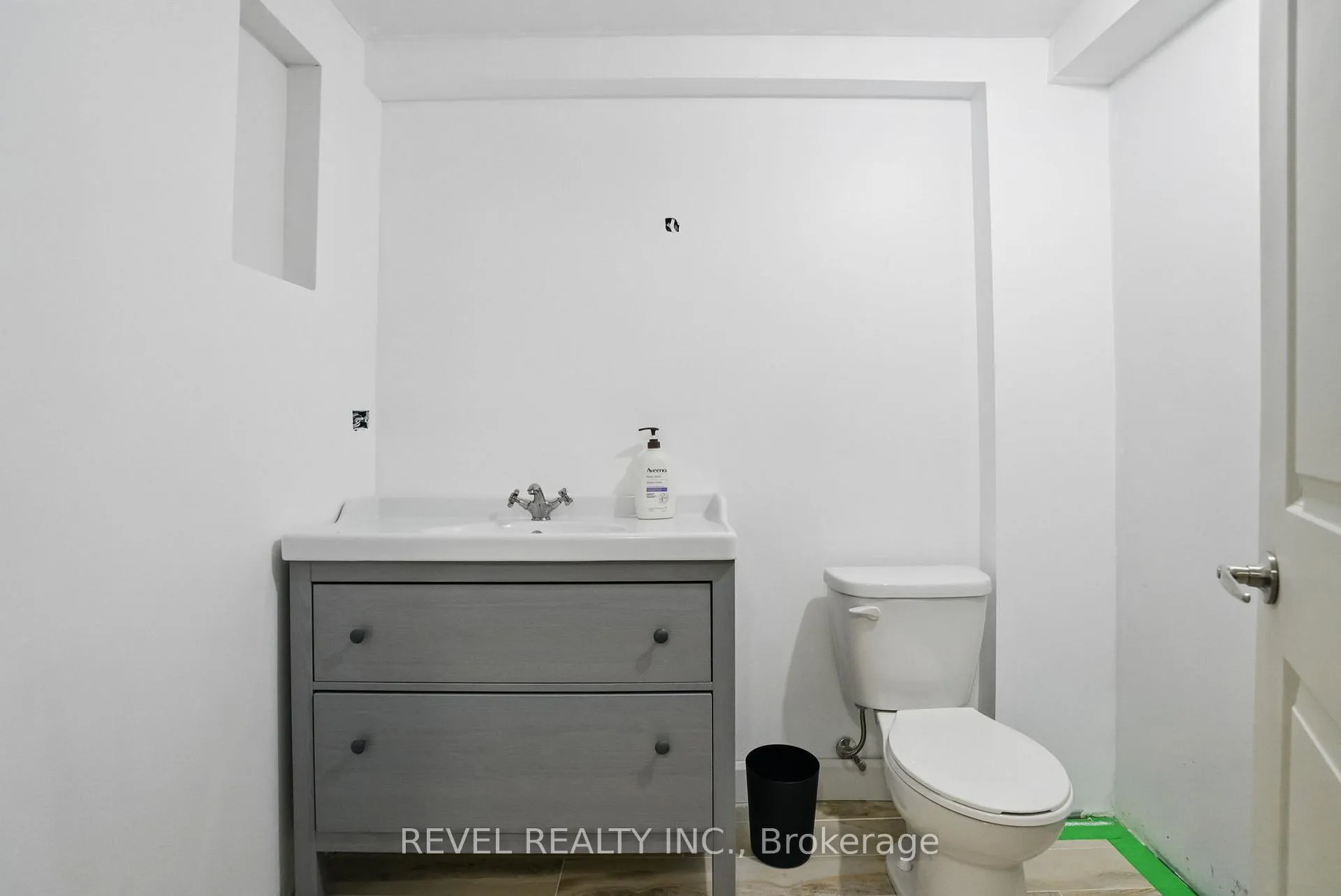 Photo 18 of 54 Chalmers Crescent, Ajax, Central — HOMEH