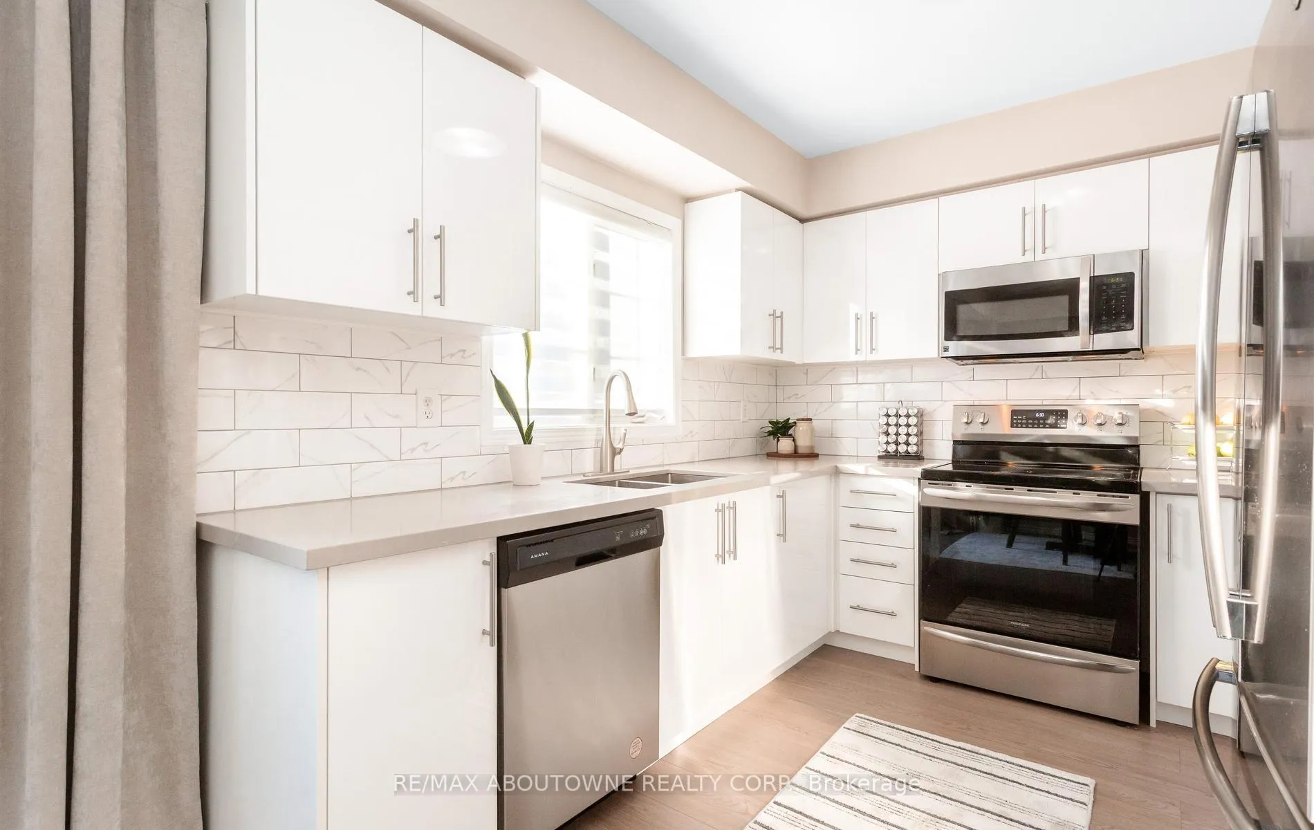 Photo 12 of 1363 Brookstar Drive, Oakville, West Oak Trails — HOMEH