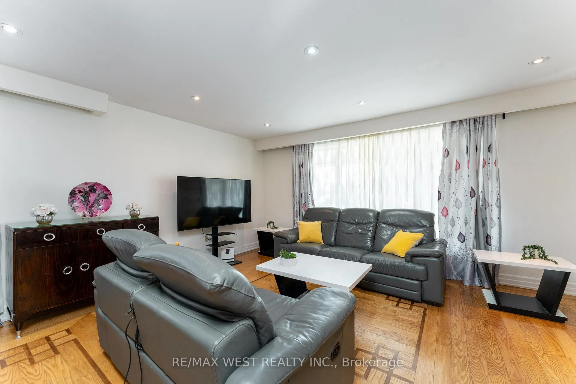 Photo 10 of 34 Barkwin Drive, Etobicoke, Thistletown-Beaumonde Heights — HOMEH