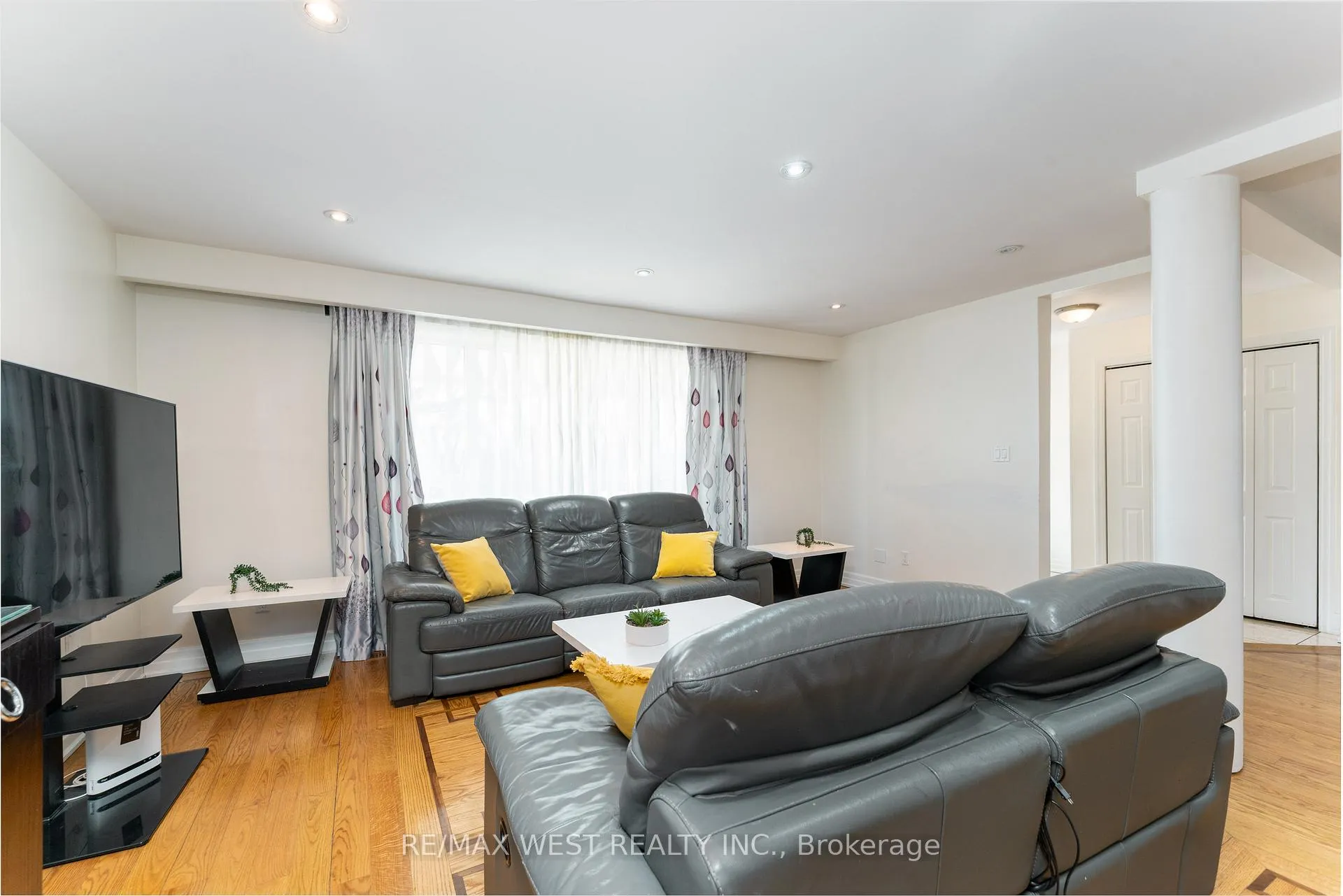 Photo 11 of 34 Barkwin Drive, Etobicoke, Thistletown-Beaumonde Heights — HOMEH