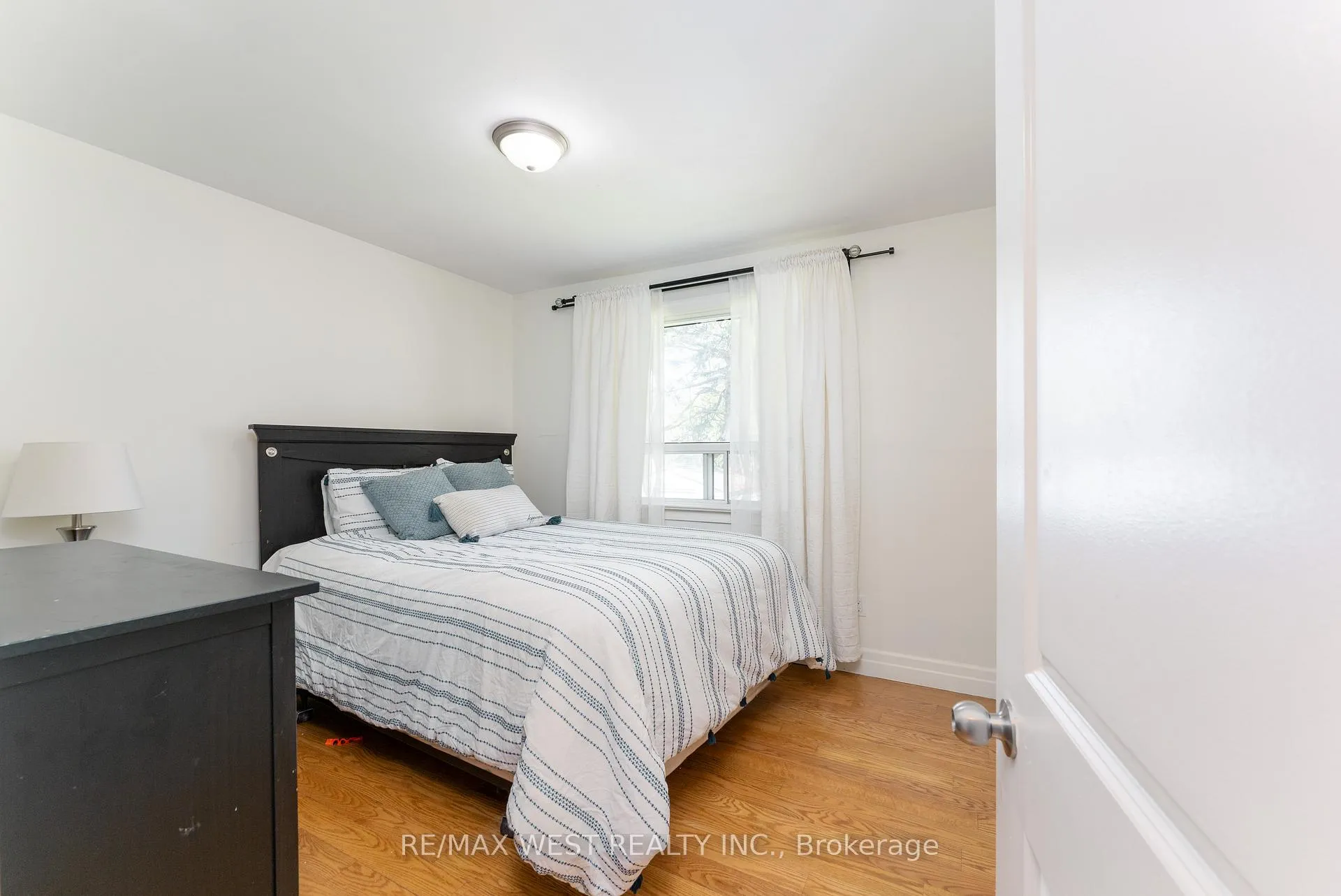 Photo 16 of 34 Barkwin Drive, Etobicoke, Thistletown-Beaumonde Heights — HOMEH