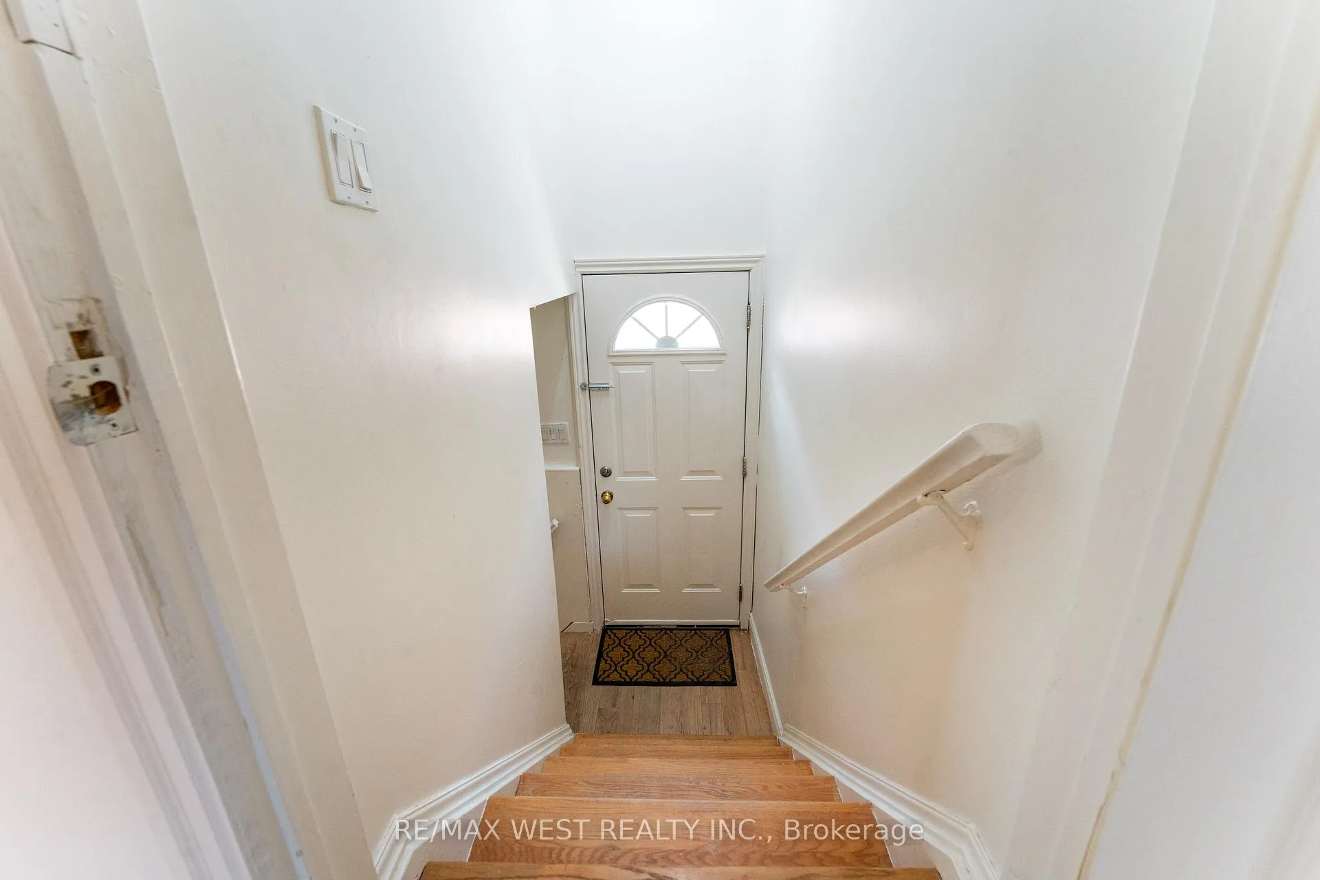 Photo 18 of 34 Barkwin Drive, Etobicoke, Thistletown-Beaumonde Heights — HOMEH
