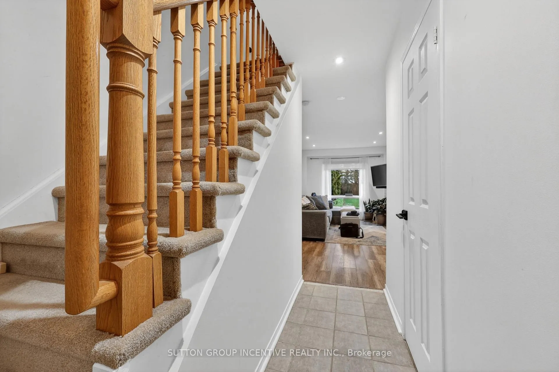 Photo 3 of 46 Bates Court, Barrie, Painswick North — HOMEH