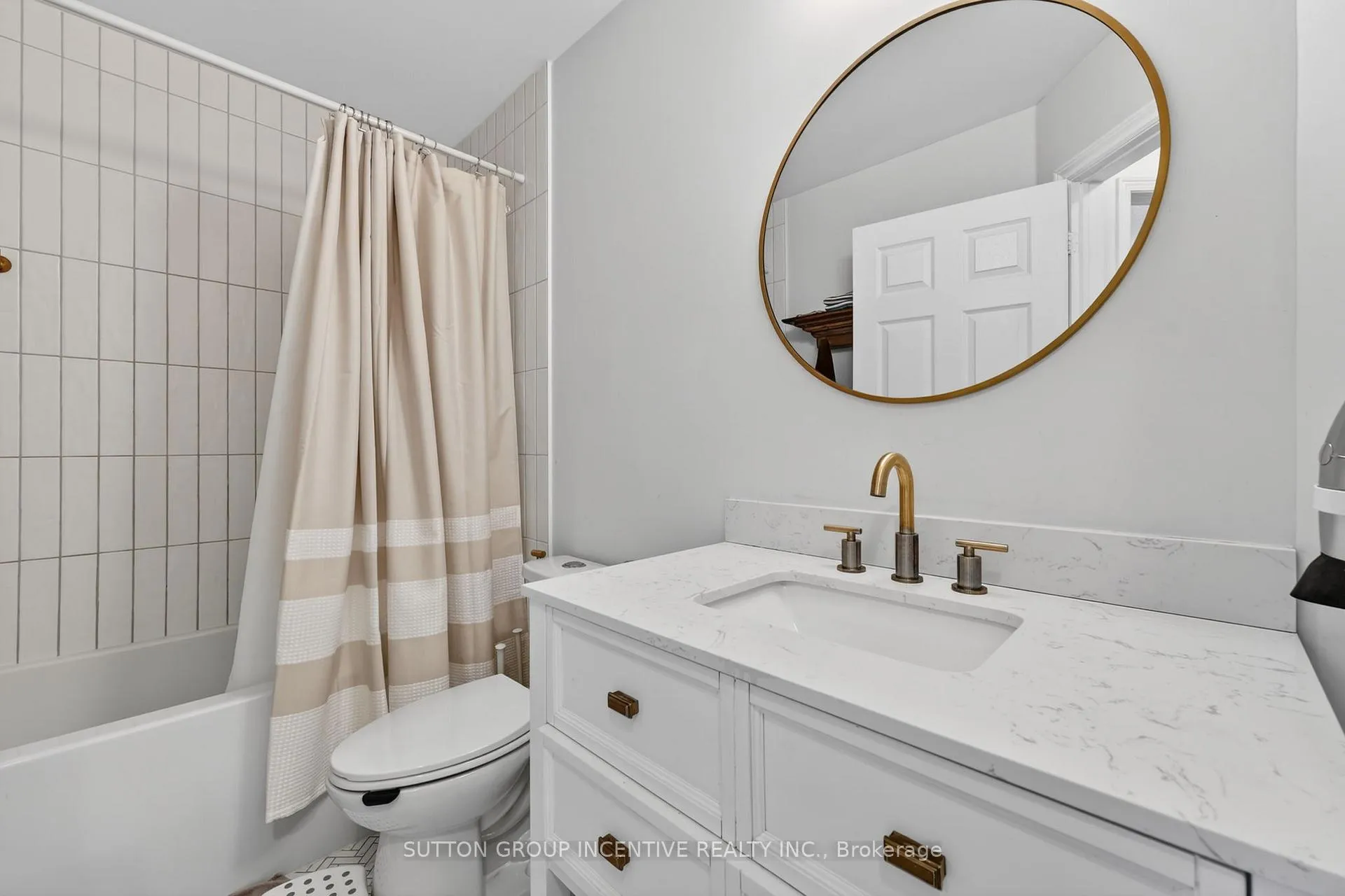 Photo 24 of 46 Bates Court, Barrie, Painswick North — HOMEH