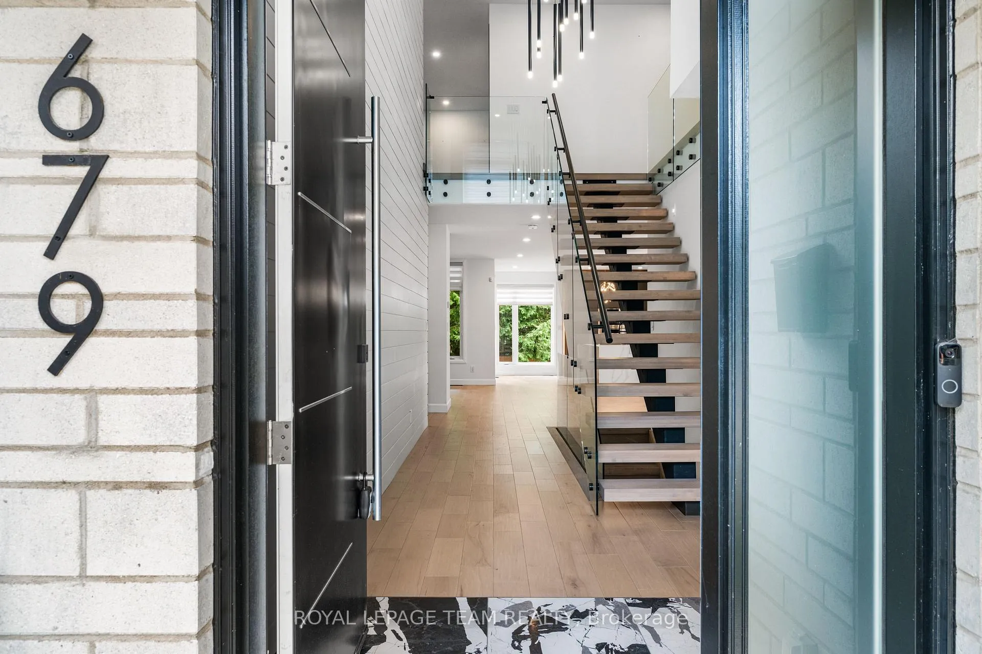 Photo 2 of 679 Broadview Avenue, Ottawa, Laurentianview — HOMEH