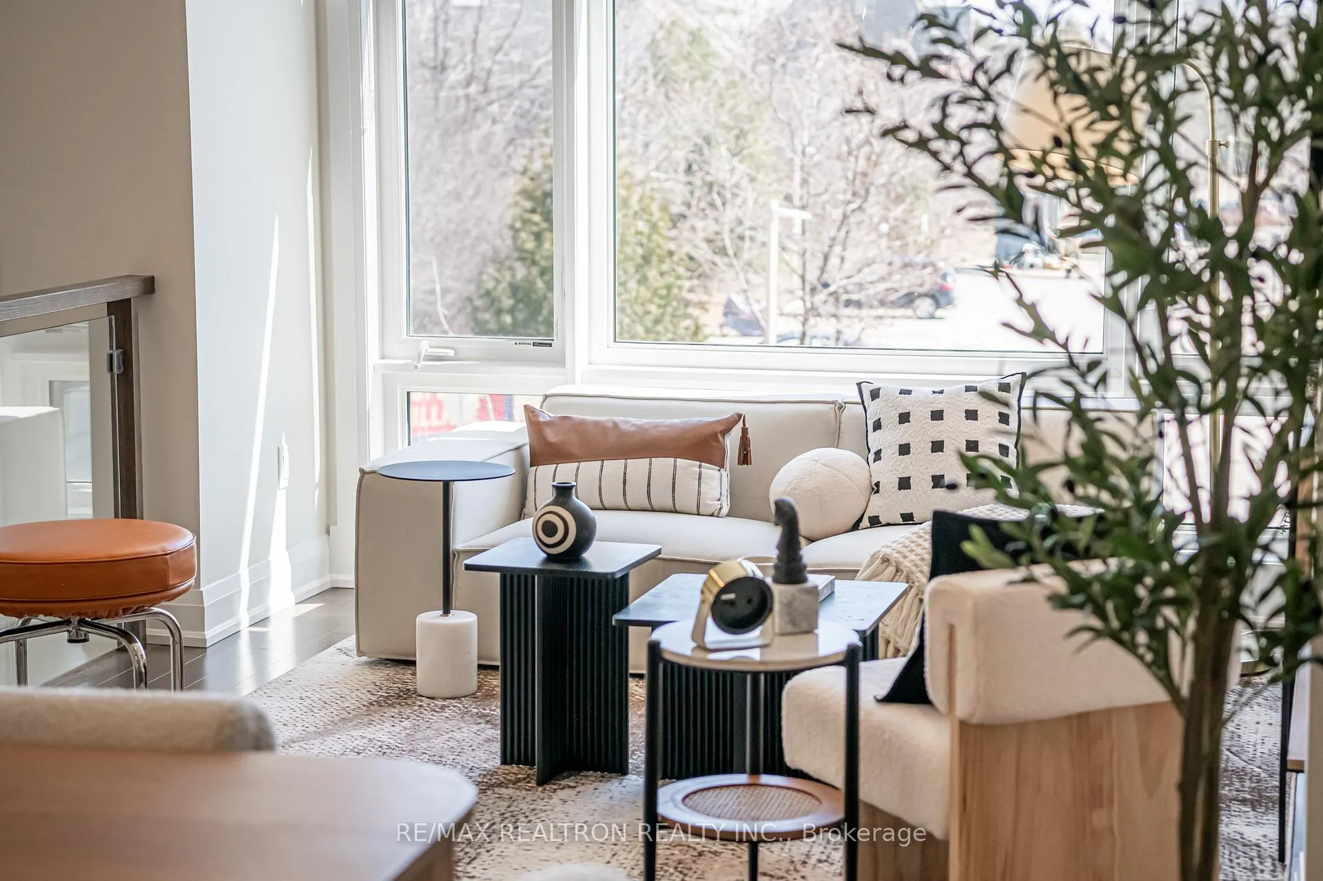 Photo 6 of 10 Hesperus Road, Vaughan, Patterson — HOMEH