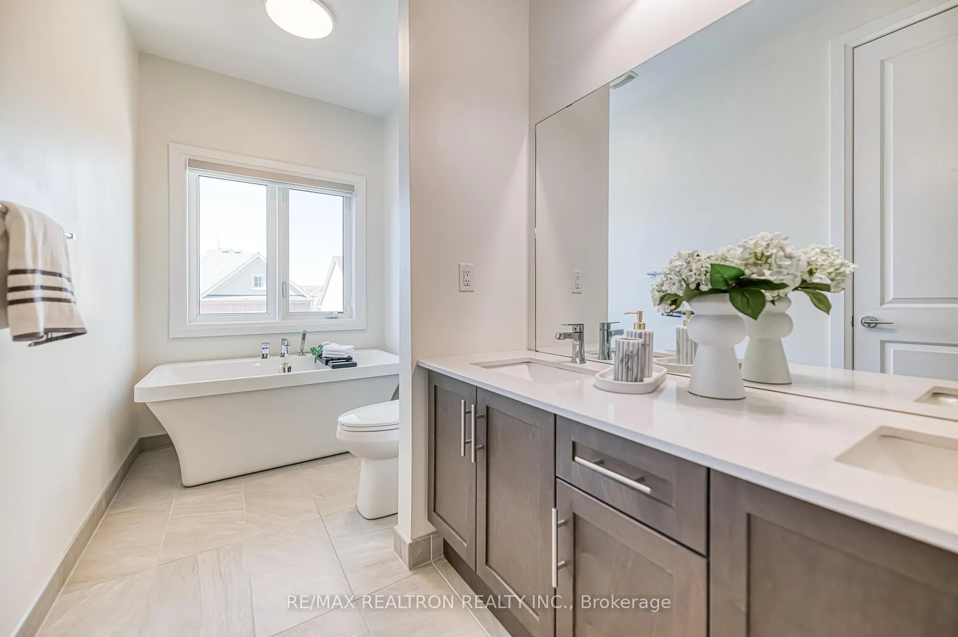 Photo 33 of 10 Hesperus Road, Vaughan, Patterson — HOMEH