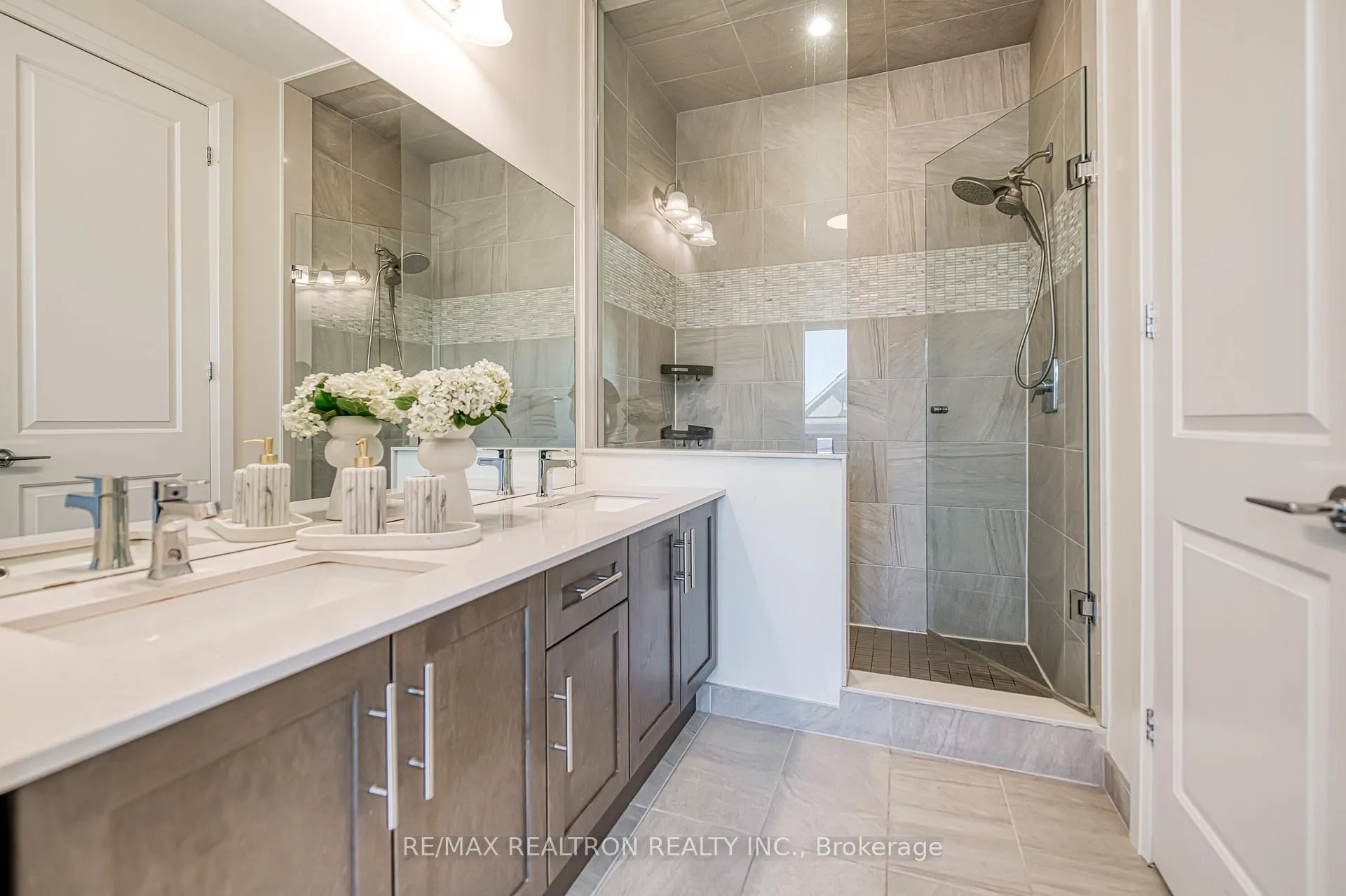 Photo 34 of 10 Hesperus Road, Vaughan, Patterson — HOMEH