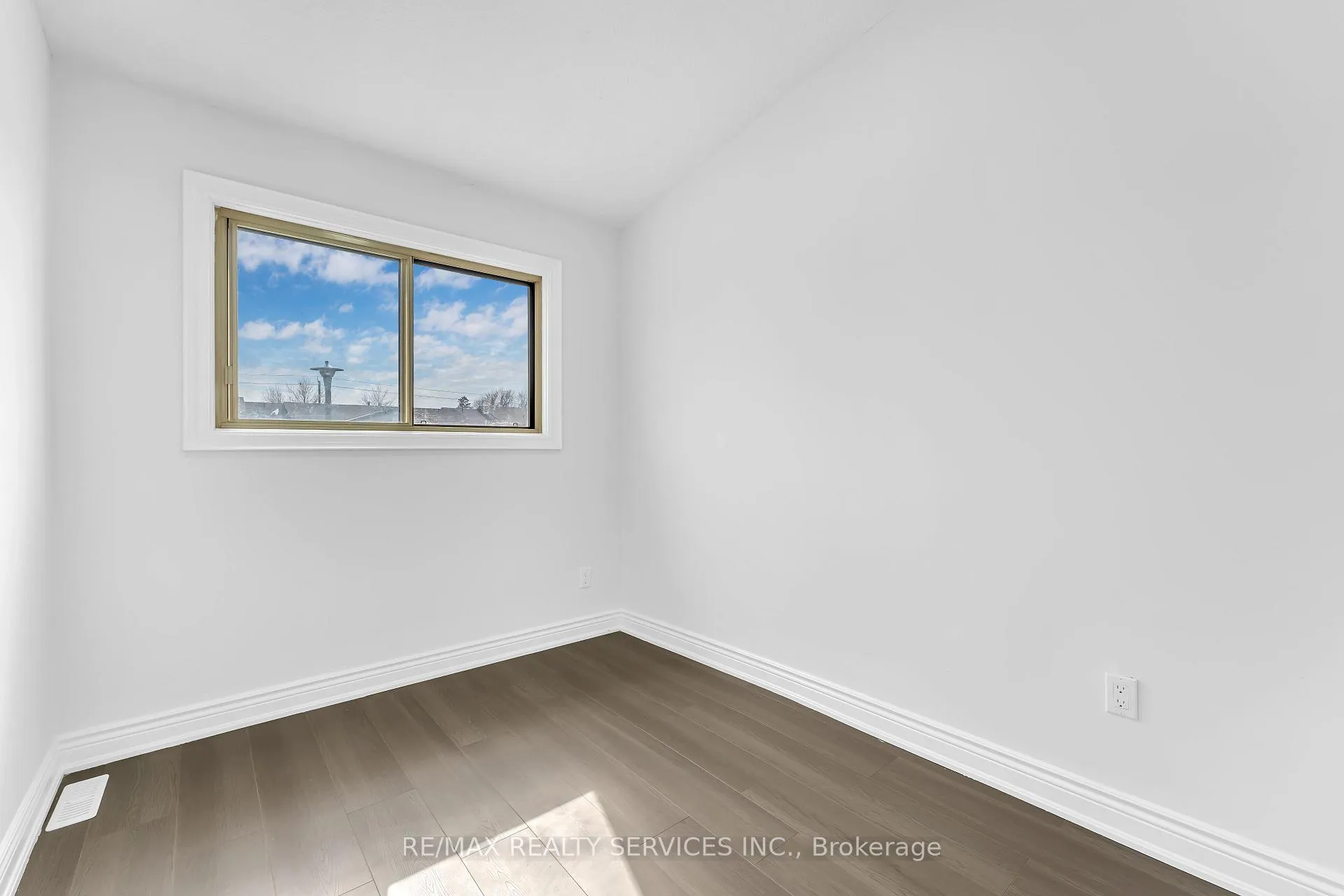 Photo 18 of 54 Greene Drive, Brampton, Madoc — HOMEH
