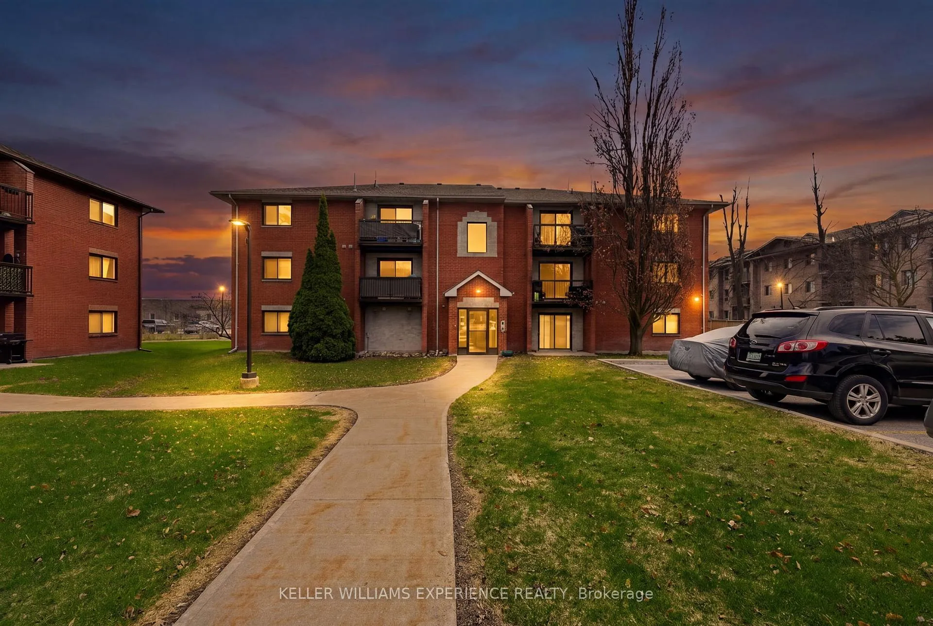 Photo 2 of Unit C4, 183 Edgehill Drive, Barrie, Letitia Heights — HOMEH