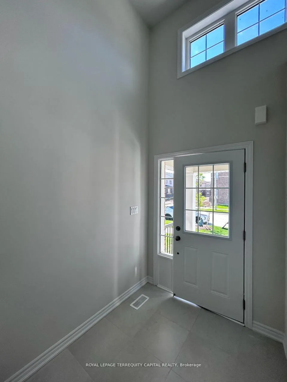 Photo 2 of Unit Upper, 26 Valleybrook Road, Barrie, Innis-Shore — HOMEH
