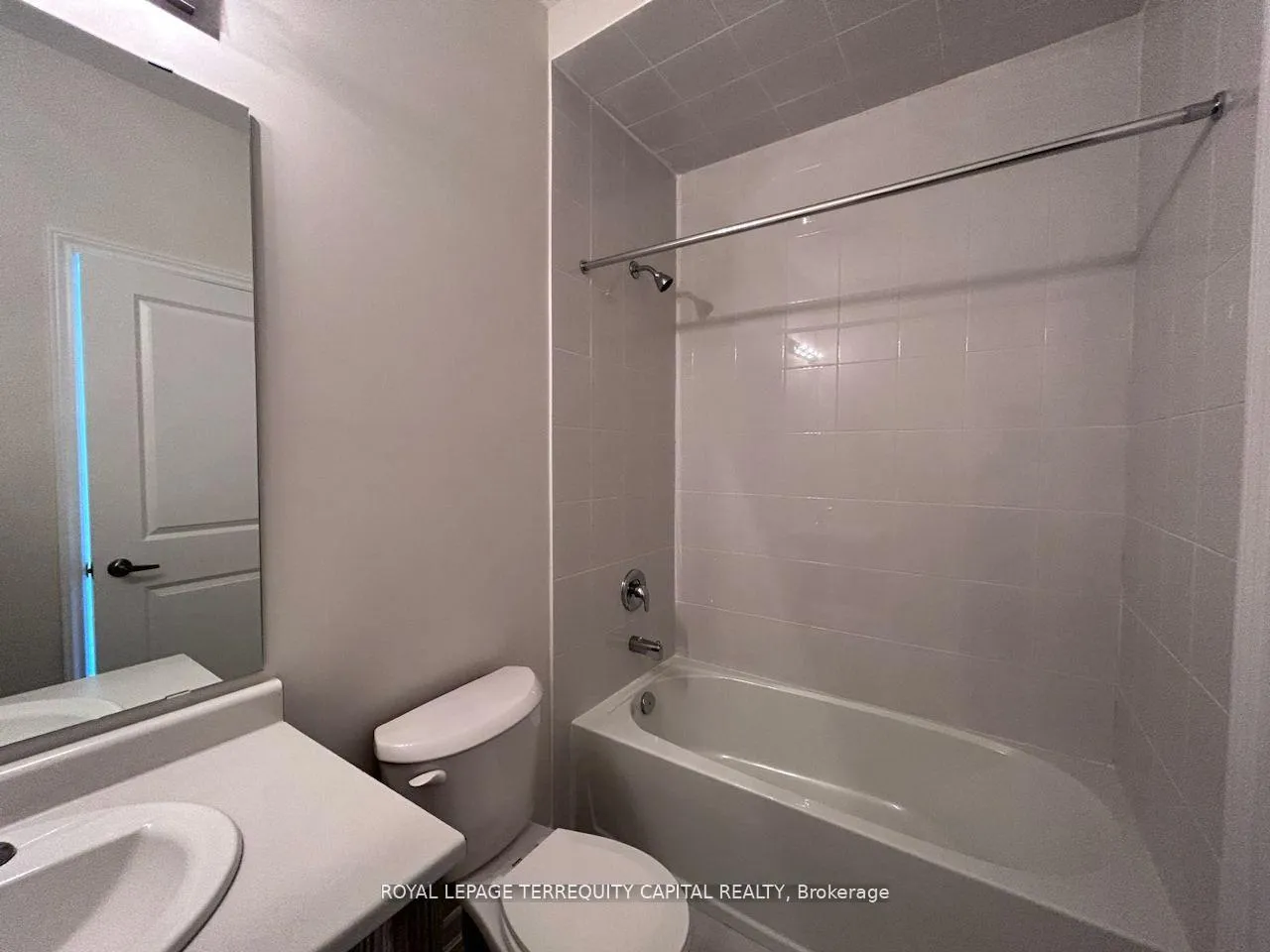 Photo 4 of Unit Upper, 26 Valleybrook Road, Barrie, Innis-Shore — HOMEH