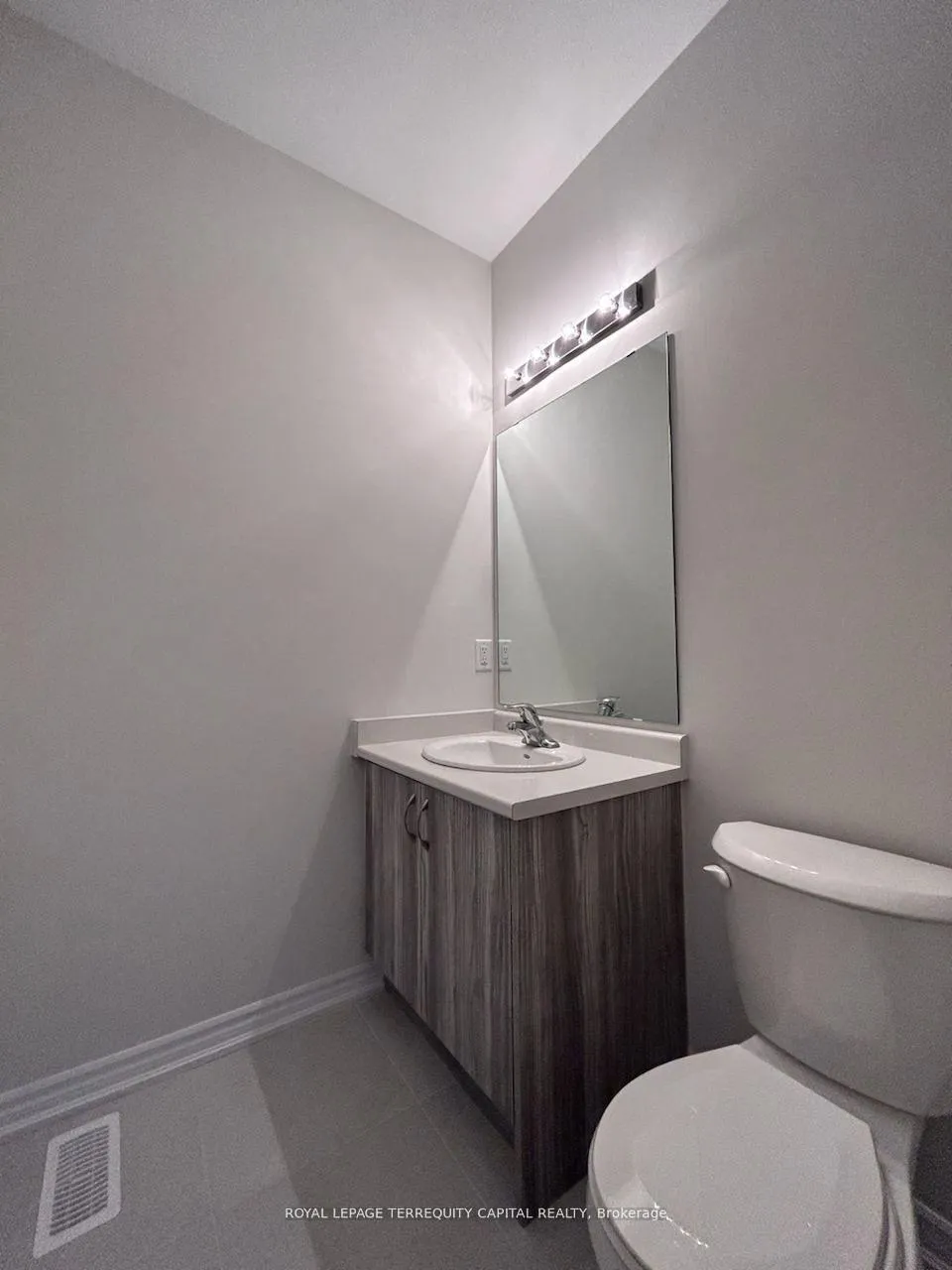 Photo 6 of Unit Upper, 26 Valleybrook Road, Barrie, Innis-Shore — HOMEH