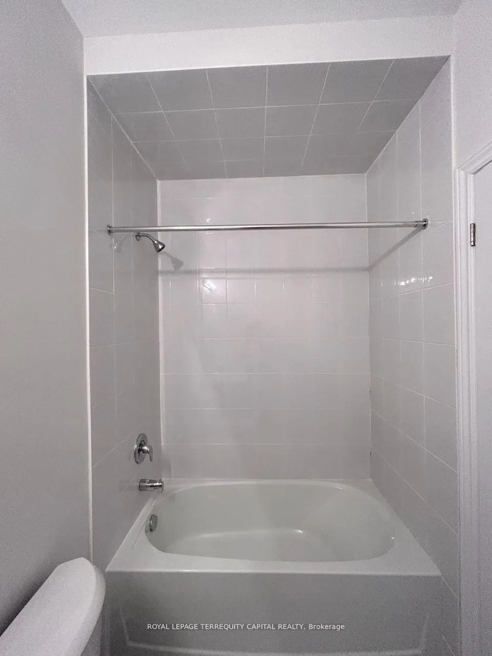 Photo 7 of Unit Upper, 26 Valleybrook Road, Barrie, Innis-Shore — HOMEH