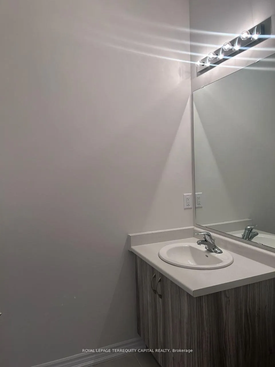 Photo 8 of Unit Upper, 26 Valleybrook Road, Barrie, Innis-Shore — HOMEH