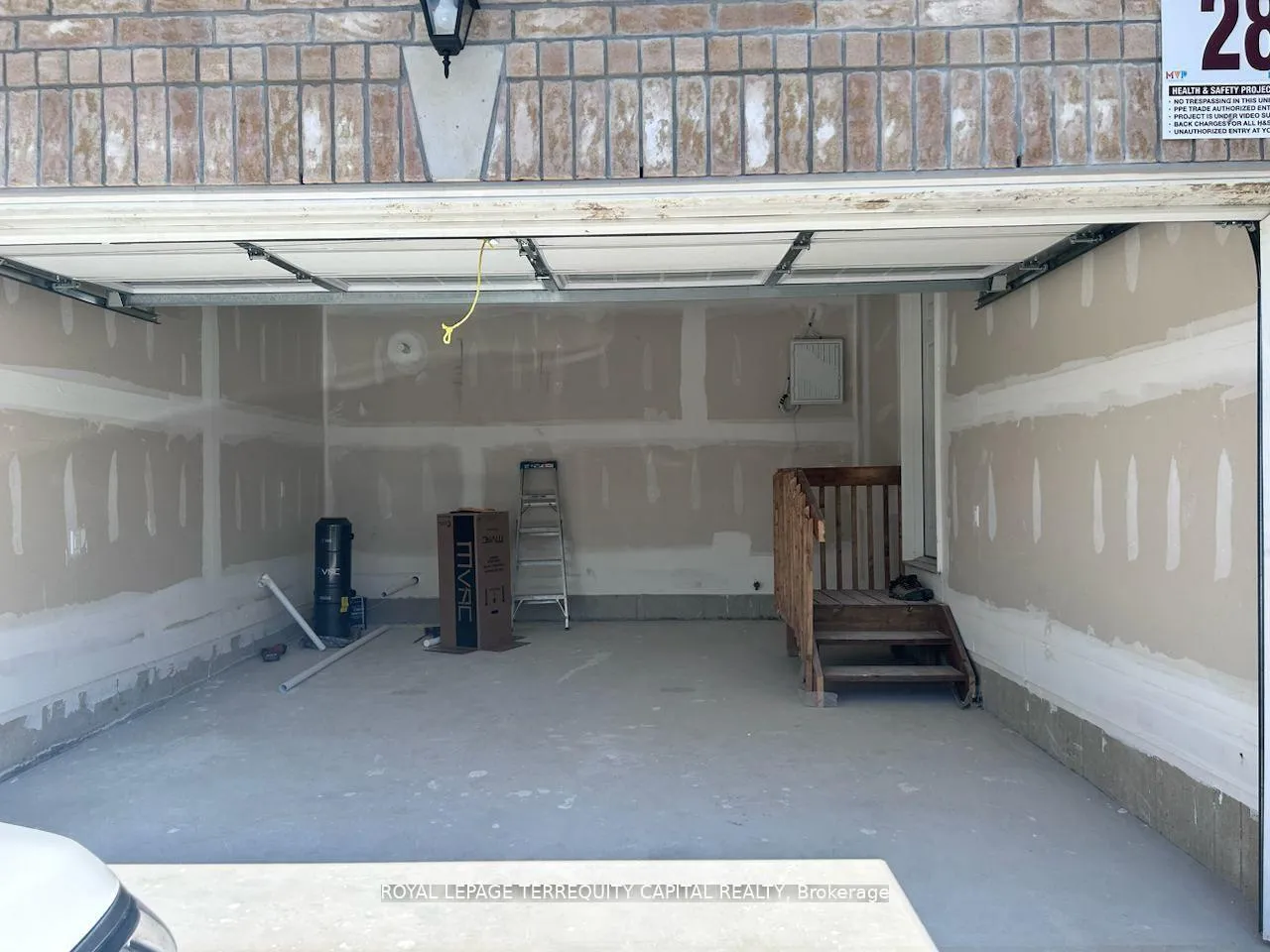 Photo 17 of Unit Upper, 26 Valleybrook Road, Barrie, Innis-Shore — HOMEH