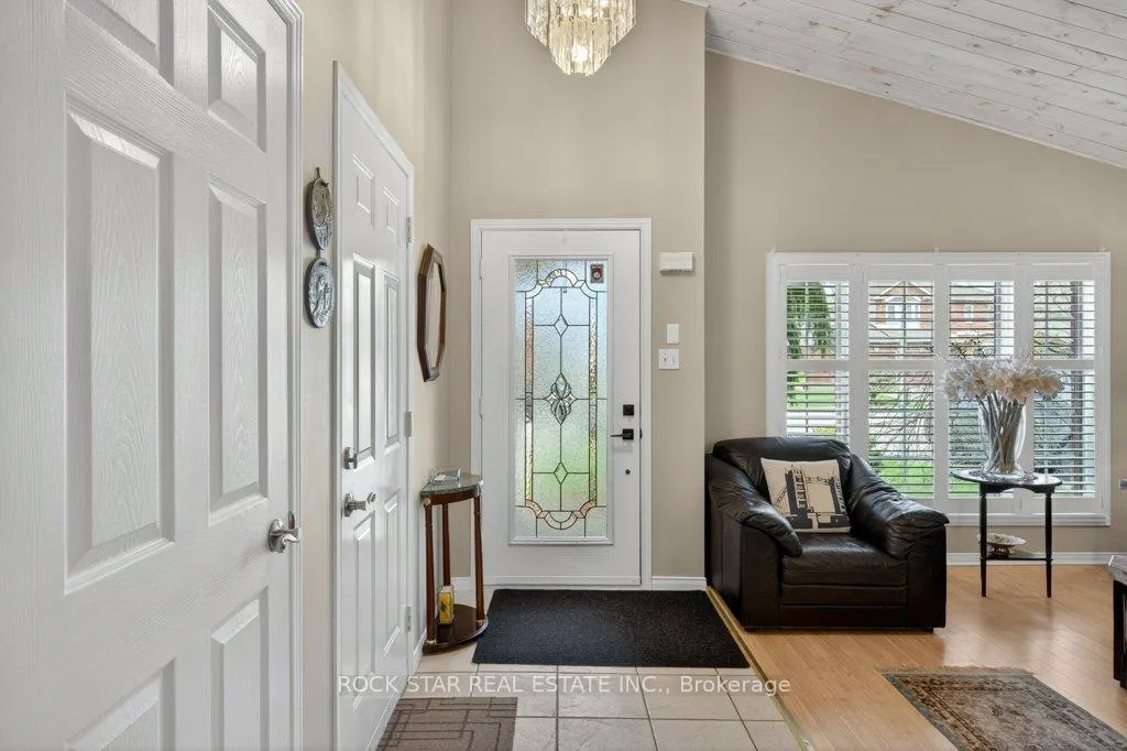 Photo 3 of 35 Hepburn Crescent, Hamilton, Mountview — HOMEH