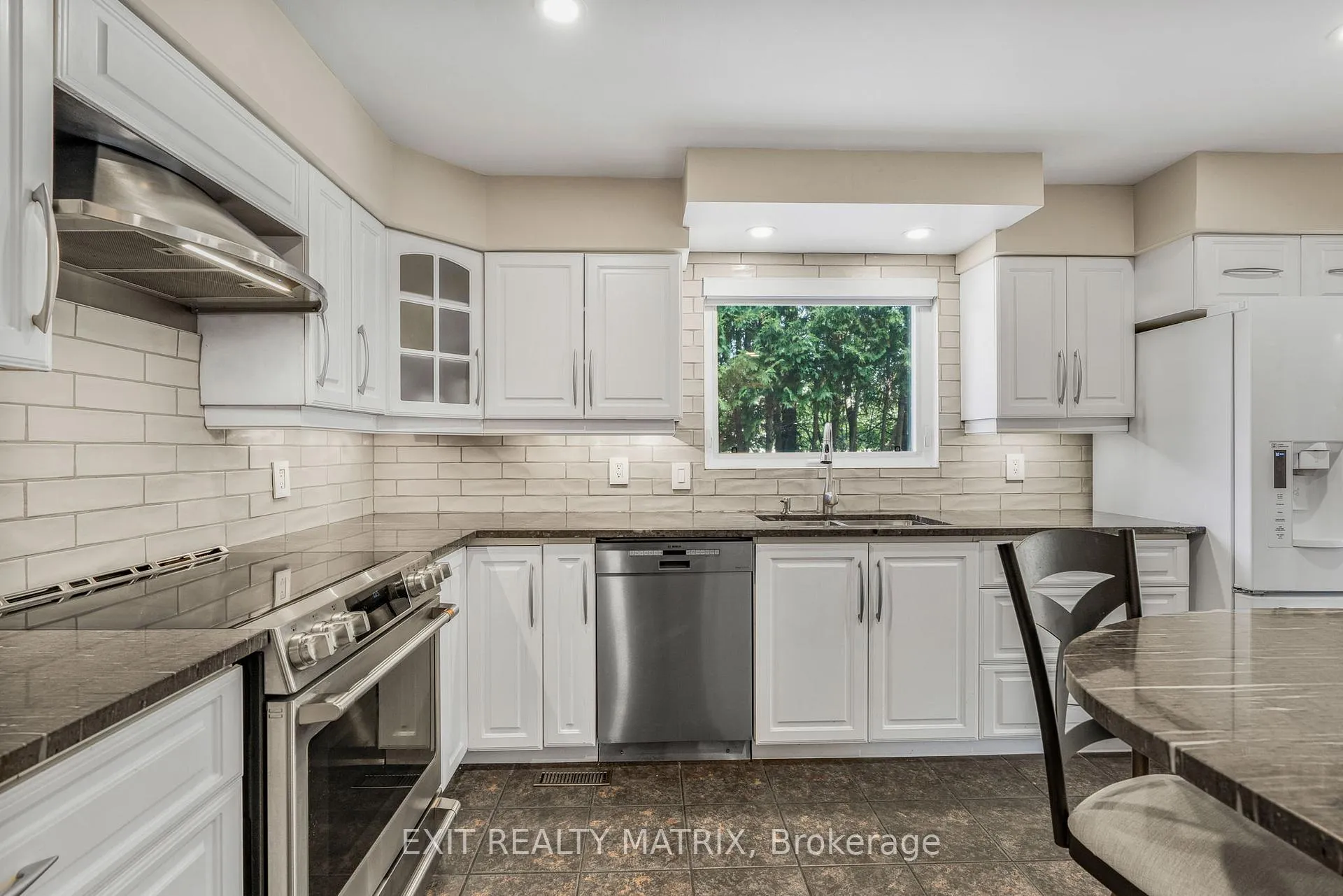 Photo 7 of 1401 Bortolotti Crescent, Ottawa, Pineview — HOMEH