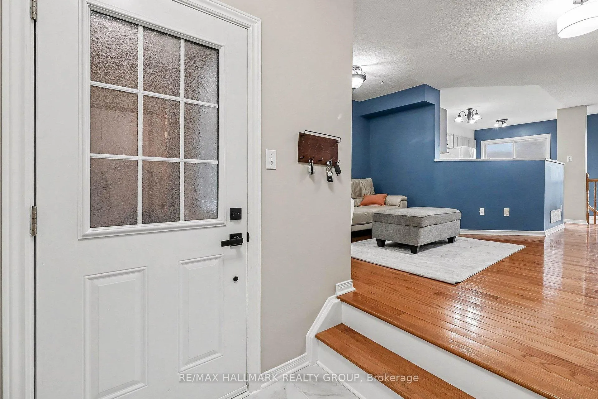 Photo 3 of 111 Ludlowe Street, Ottawa, Fallingbrook/Gardenway South — HOMEH