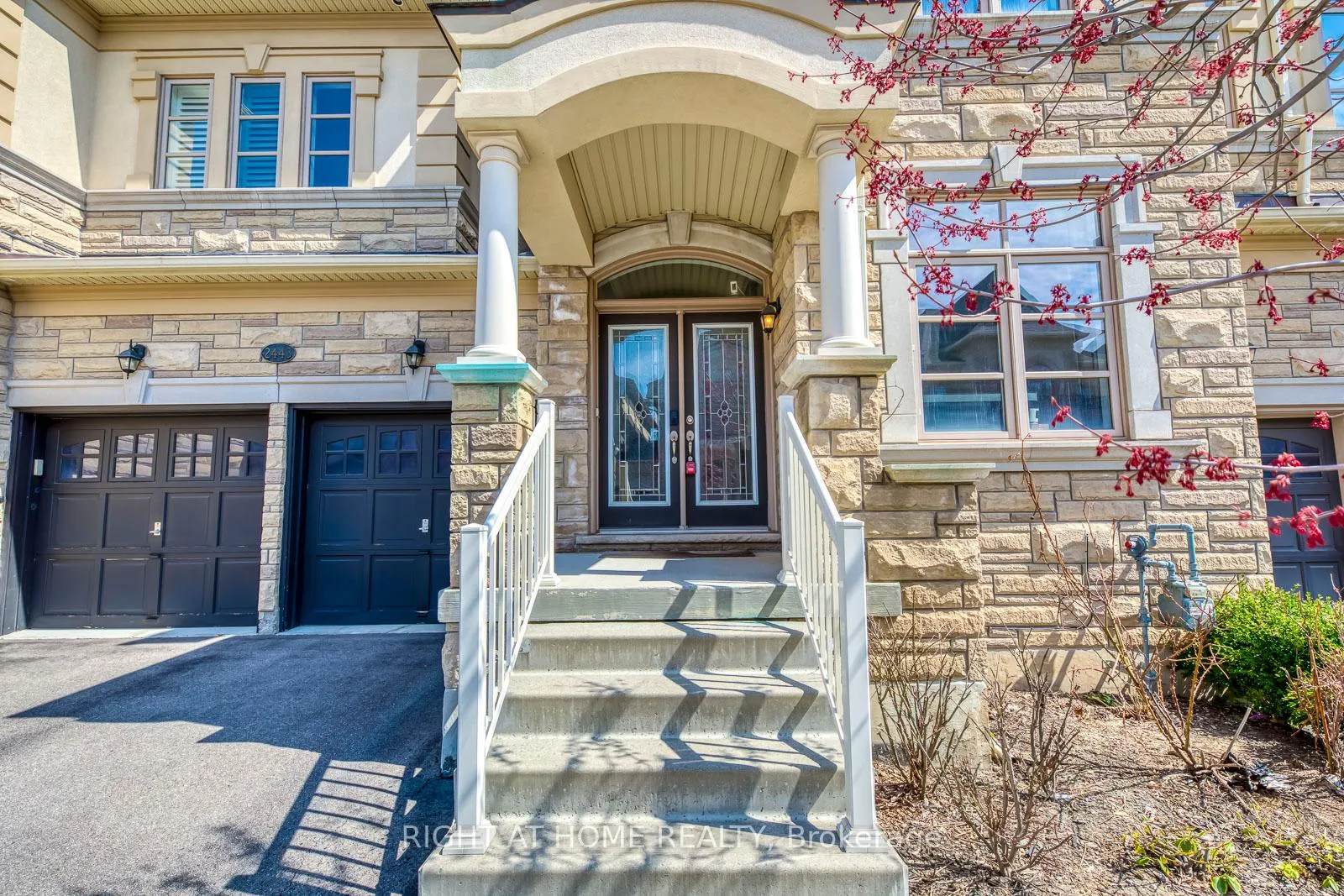 Photo 2 of 2441 Chateau Common, Oakville, Bronte Creek — HOMEH