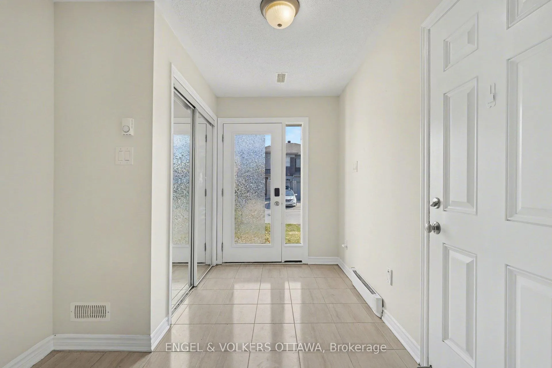 Photo 4 of 575 Roundleaf Way, Ottawa, Kanata - Emerald Meadows/Trailwest — HOMEH