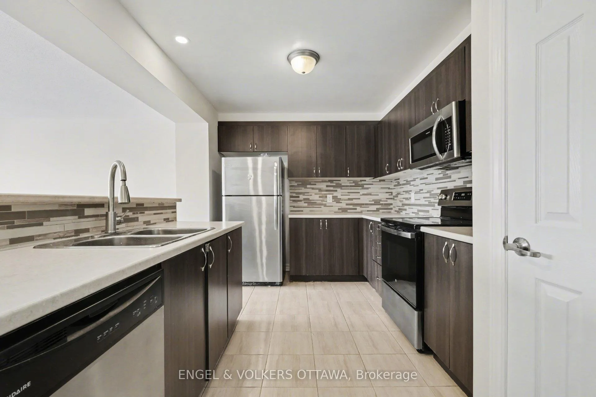 Photo 13 of 575 Roundleaf Way, Ottawa, Kanata - Emerald Meadows/Trailwest — HOMEH