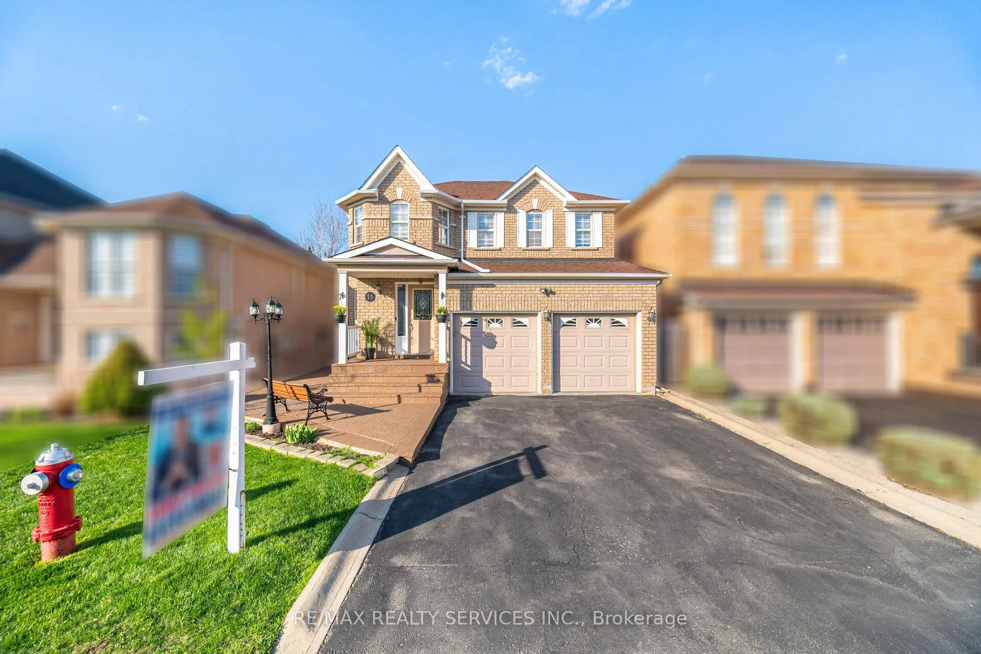 Photo 2 of 11 Poplar Plains Road, Brampton, Fletcher's Meadow — HOMEH