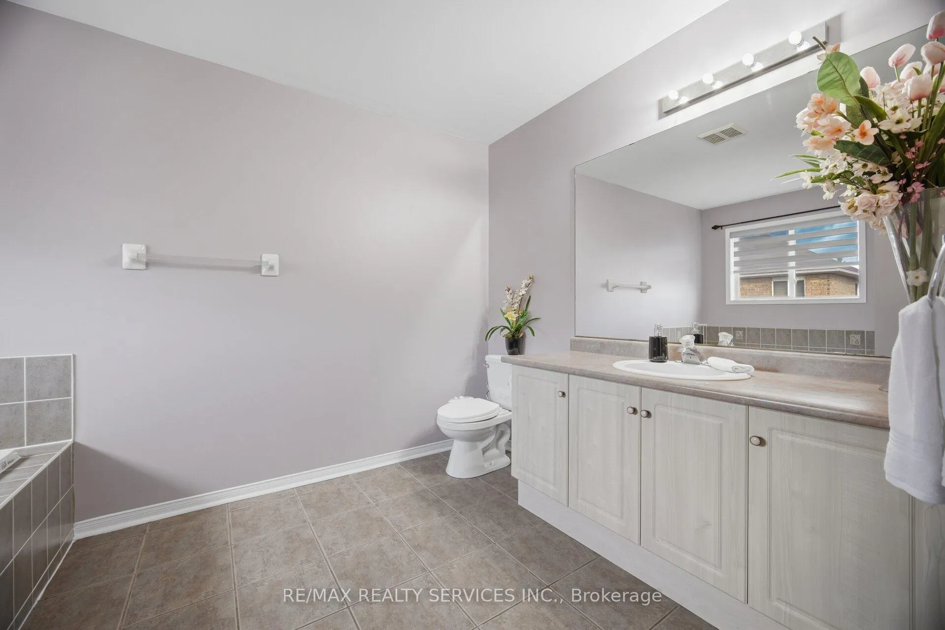Photo 28 of 11 Poplar Plains Road, Brampton, Fletcher's Meadow — HOMEH