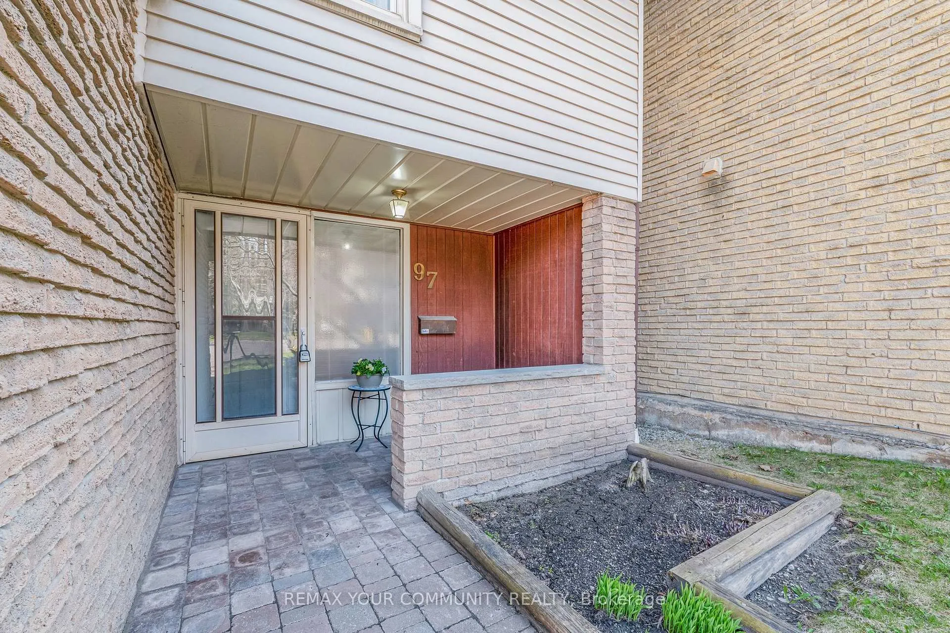 Photo 2 of Unit 60, 97 Poplar Crescent, Aurora, Aurora Highlands — HOMEH
