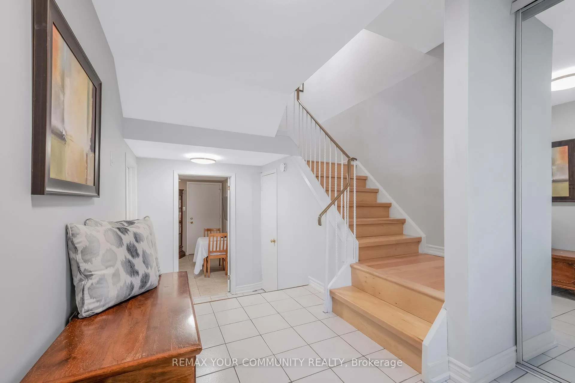 Photo 4 of Unit 60, 97 Poplar Crescent, Aurora, Aurora Highlands — HOMEH
