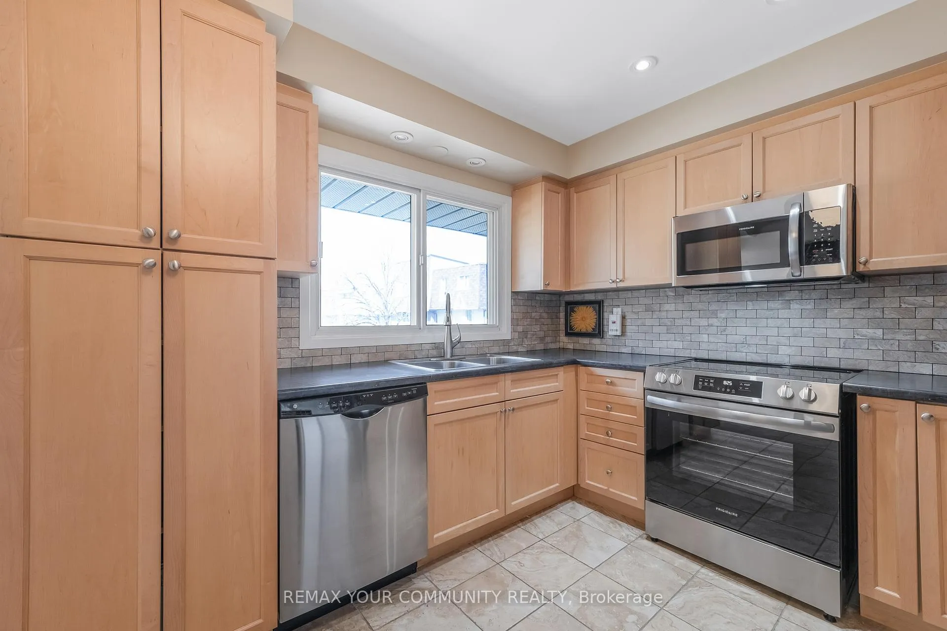 Photo 13 of Unit 60, 97 Poplar Crescent, Aurora, Aurora Highlands — HOMEH