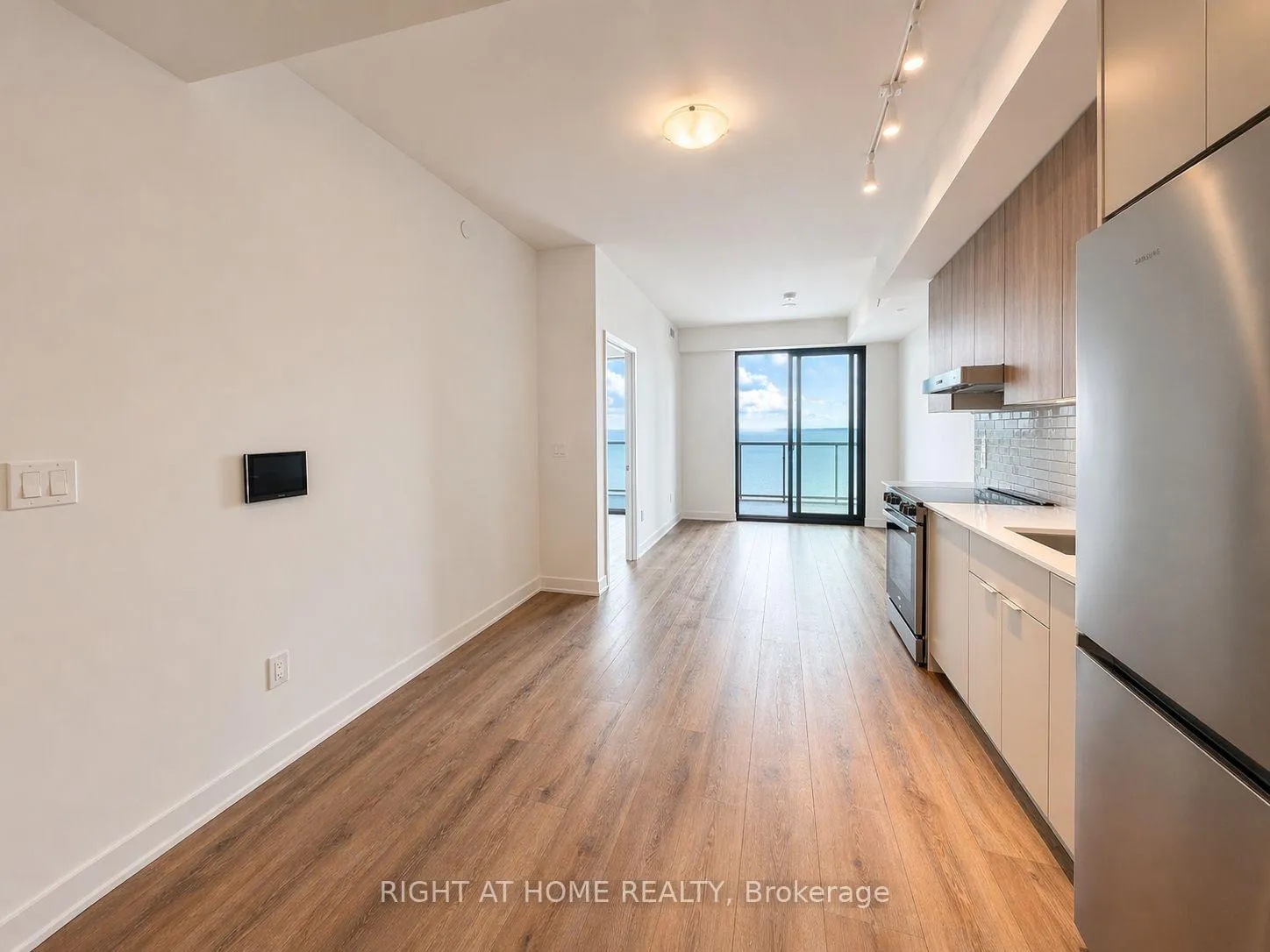 Photo 3 of Unit 1107, 2075 Lakeshore Road, Burlington, Brant — HOMEH