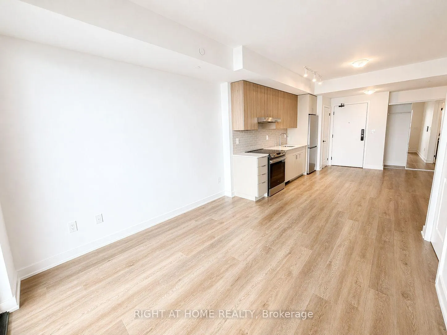 Photo 4 of Unit 1107, 2075 Lakeshore Road, Burlington, Brant — HOMEH