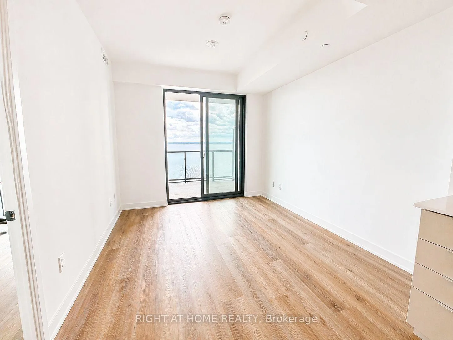 Photo 6 of Unit 1107, 2075 Lakeshore Road, Burlington, Brant — HOMEH