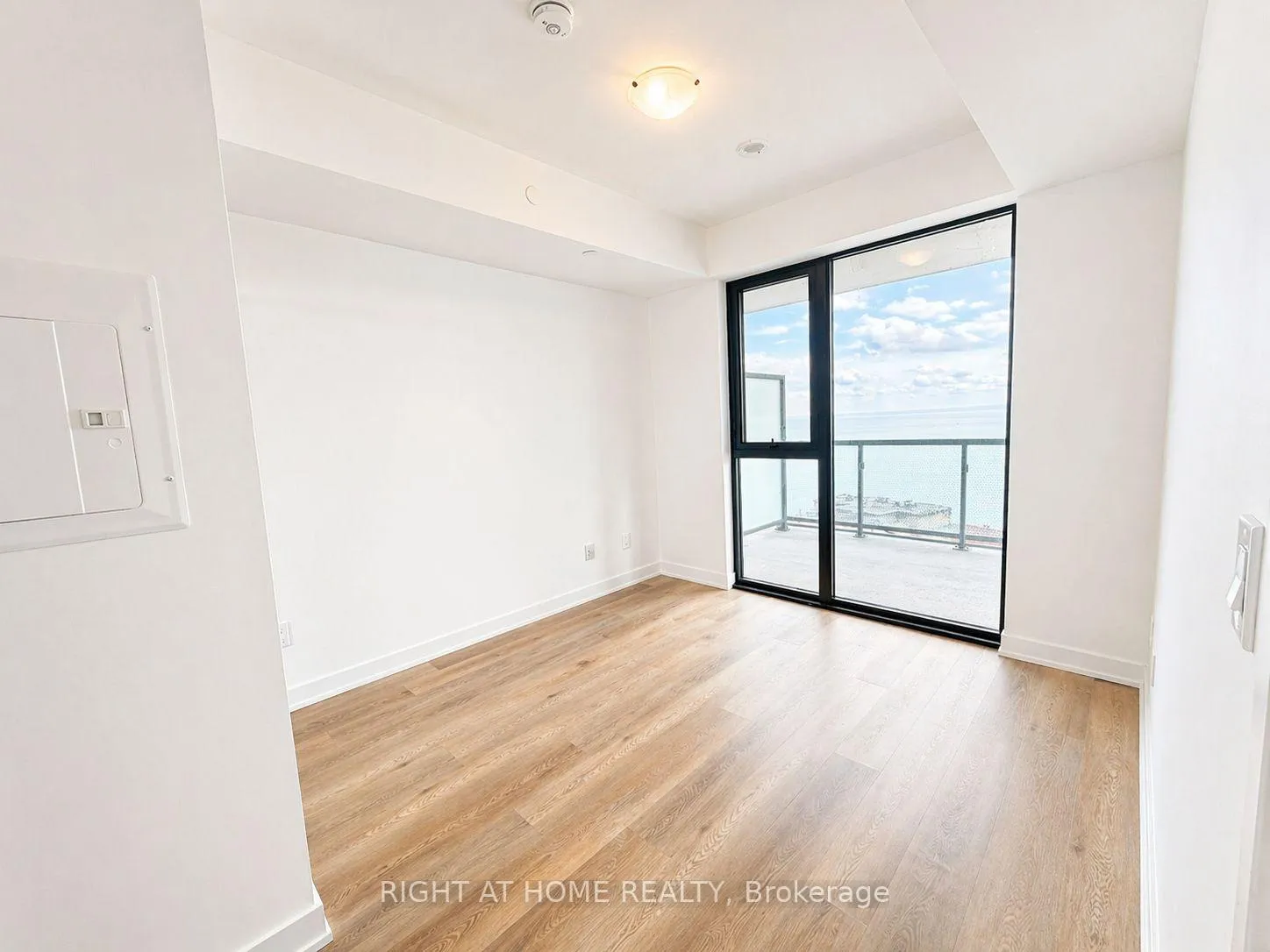 Photo 10 of Unit 1107, 2075 Lakeshore Road, Burlington, Brant — HOMEH
