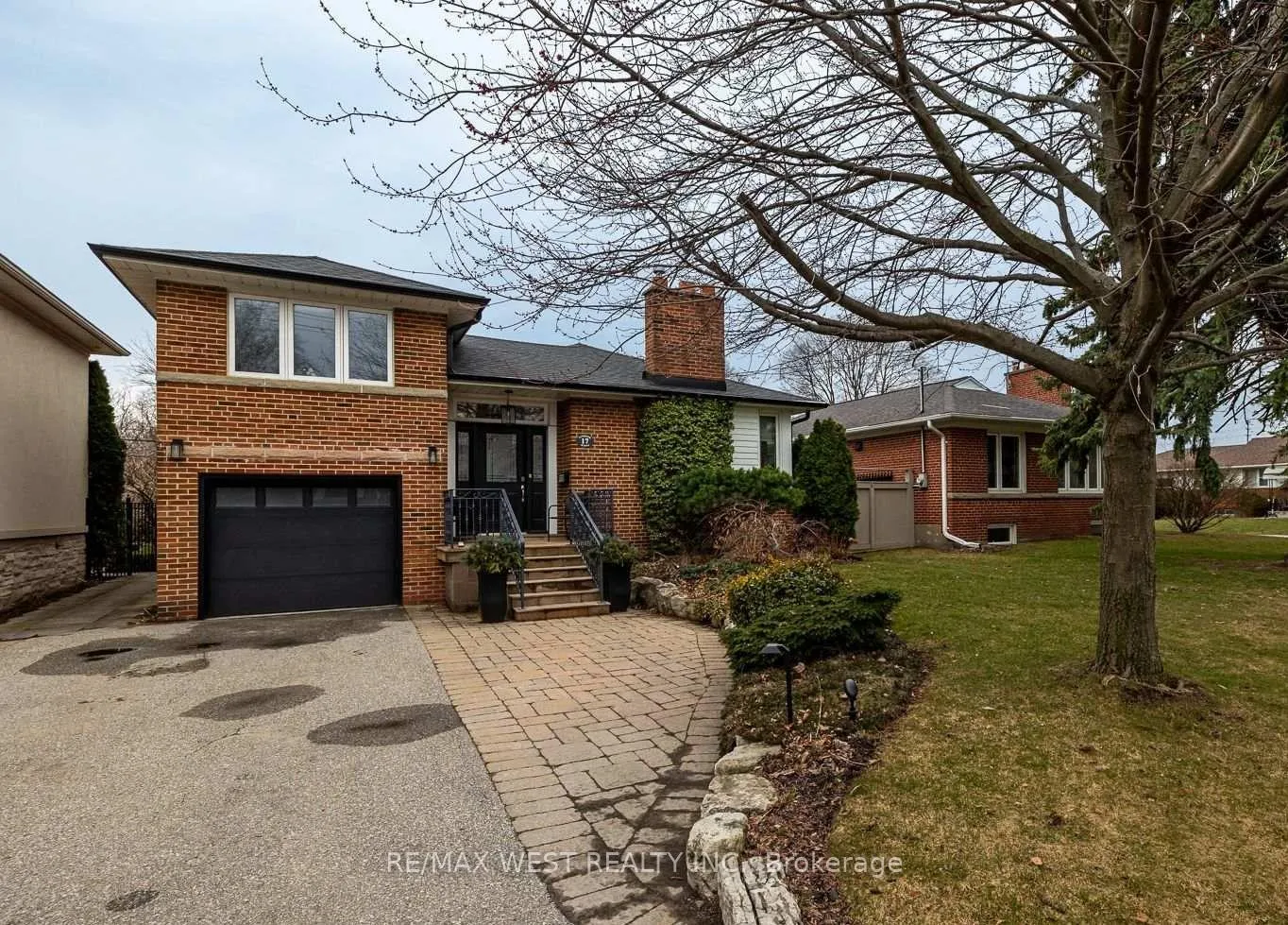 Photo 2 of 17 Saybrook Avenue, Etobicoke, Stonegate-Queensway — HOMEH