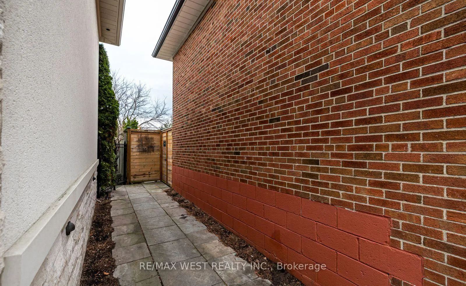 Photo 3 of 17 Saybrook Avenue, Etobicoke, Stonegate-Queensway — HOMEH
