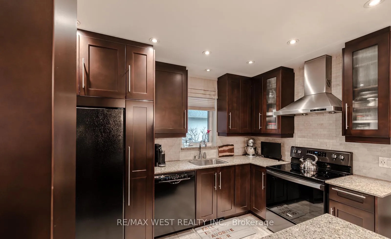 Photo 13 of 17 Saybrook Avenue, Etobicoke, Stonegate-Queensway — HOMEH