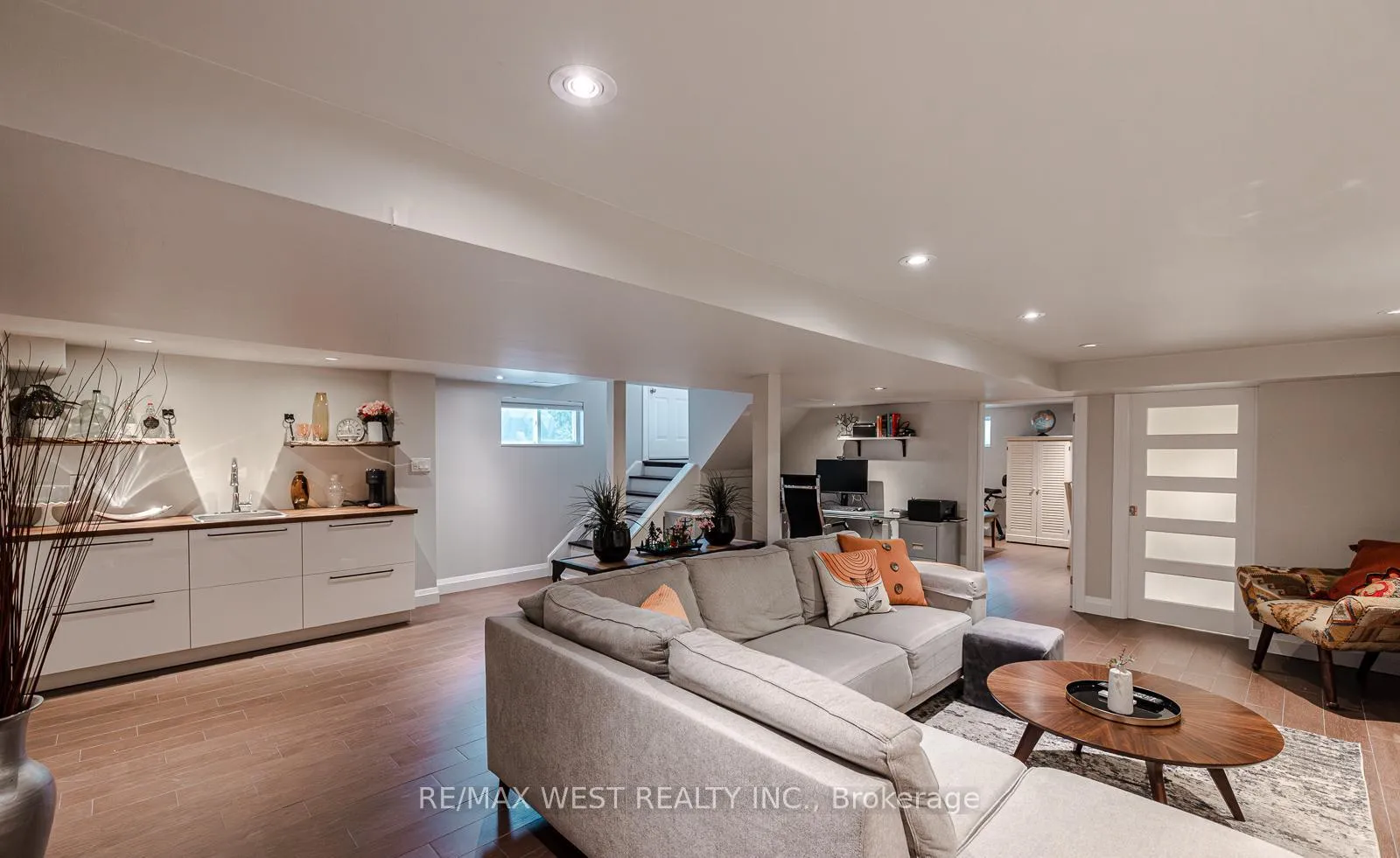 Photo 23 of 17 Saybrook Avenue, Etobicoke, Stonegate-Queensway — HOMEH