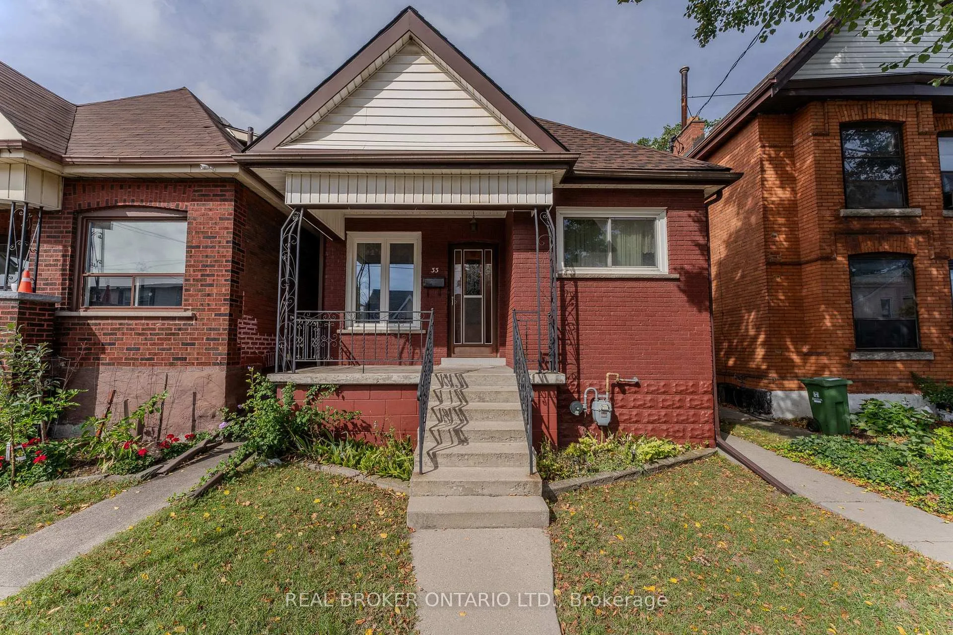 Front of 33 Clyde Street