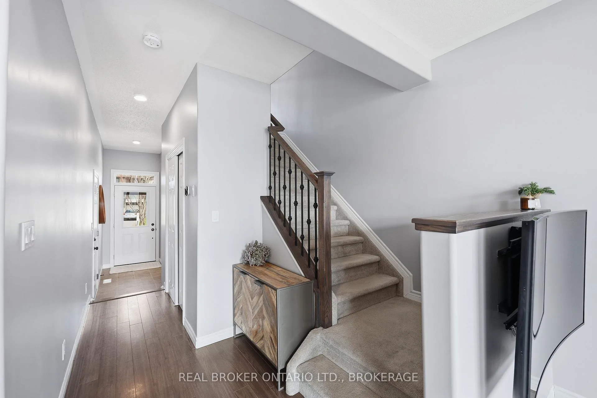 Photo 9 of 118 Simurda Court, Loyalist, Amherstview — HOMEH