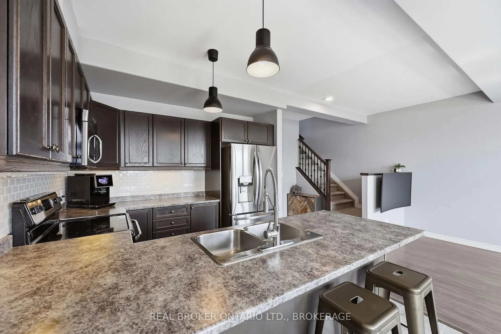 Photo 12 of 118 Simurda Court, Loyalist, Amherstview — HOMEH