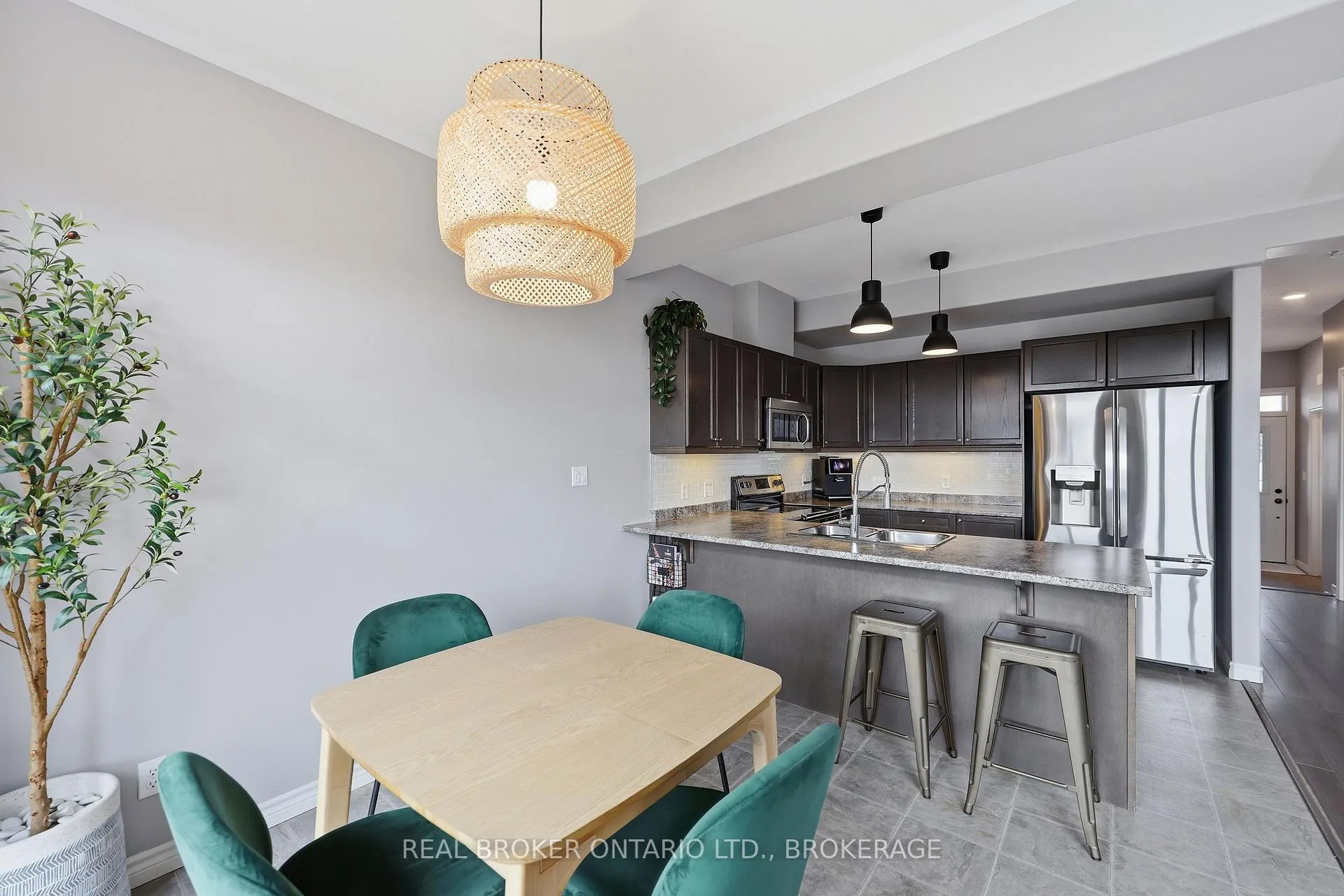 Photo 18 of 118 Simurda Court, Loyalist, Amherstview — HOMEH