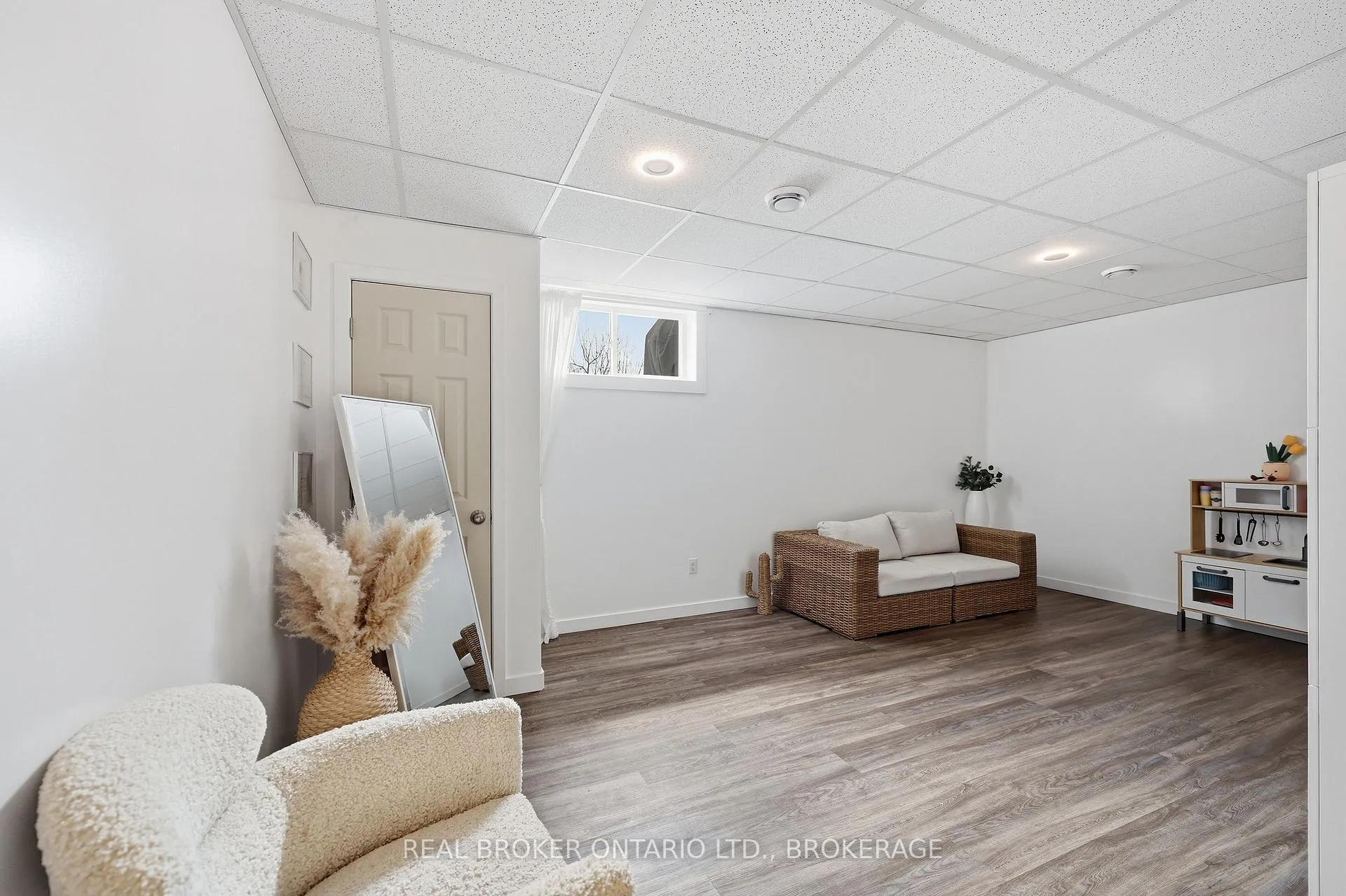 Photo 35 of 118 Simurda Court, Loyalist, Amherstview — HOMEH