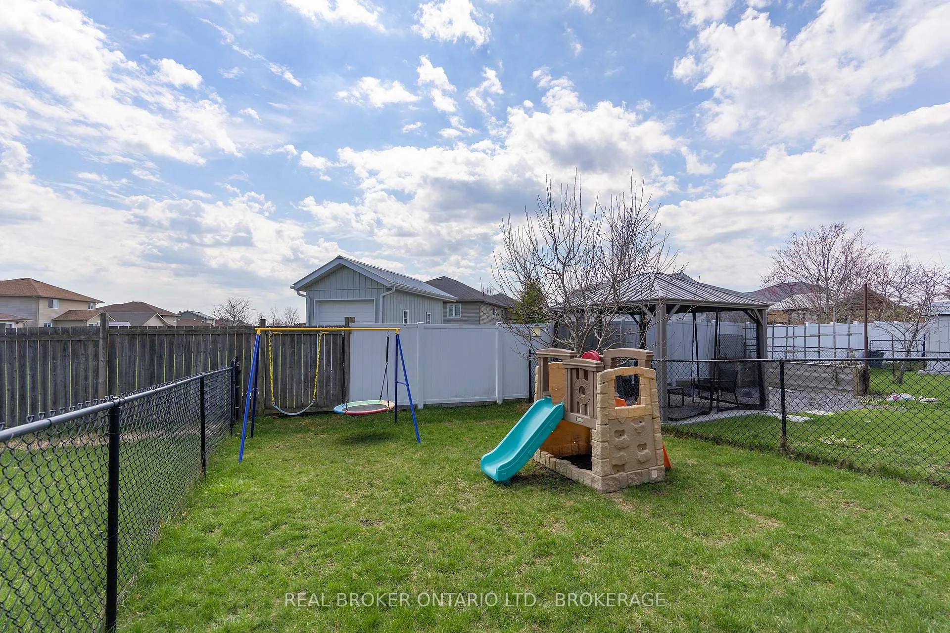 Photo 43 of 118 Simurda Court, Loyalist, Amherstview — HOMEH