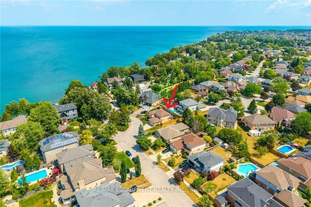 Photo 2 of 10 Shadowdale Drive, Hamilton, Stoney Creek — HOMEH
