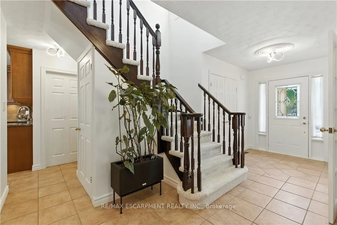 Photo 6 of 10 Shadowdale Drive, Hamilton, Stoney Creek — HOMEH