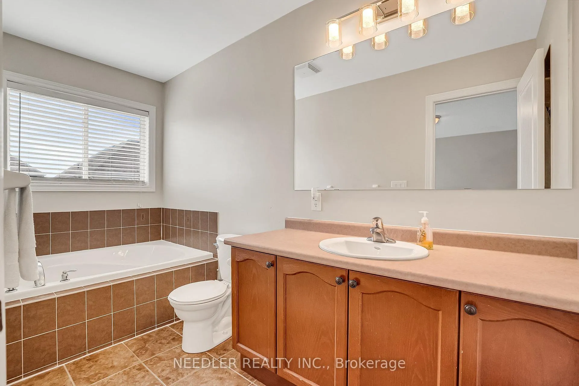 Photo 15 of 36 Wyndham Circle, Georgina, Sutton & Jackson's Point — HOMEH