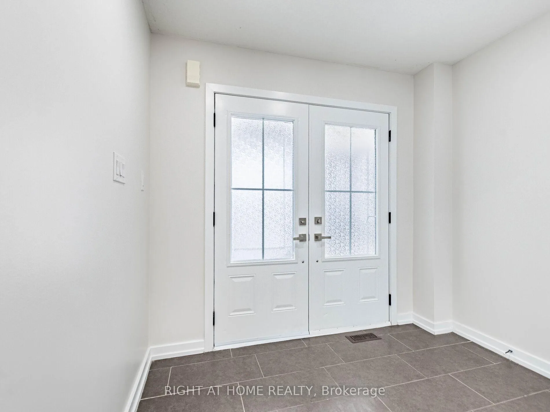 Photo 6 of 16 Edsel Road, Brampton, Northwest Brampton — HOMEH